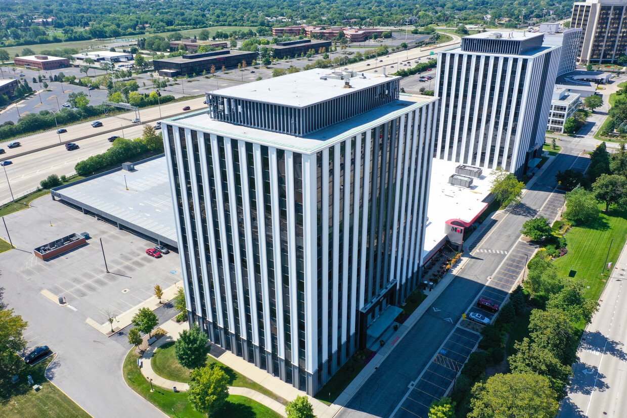 Longtime owners of the Oak Brook 22 office complex west of Chicago have handed the property back to their lender after no buyer emerged. (CoStar)
