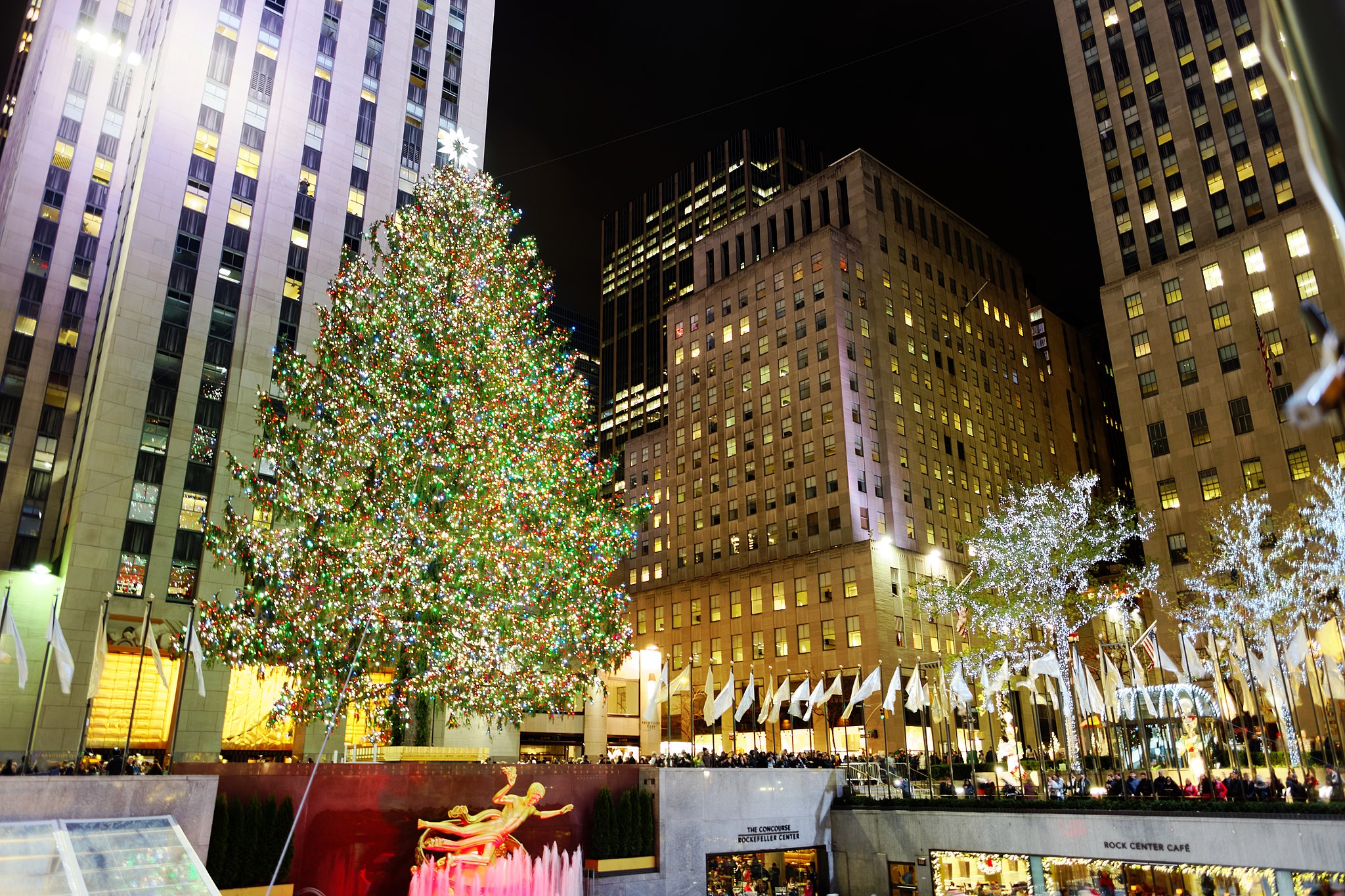 New York’s Fifth Avenue will go car free for the first time in decades this holiday season. (Michael Vadon/Wikimedia Commons) 