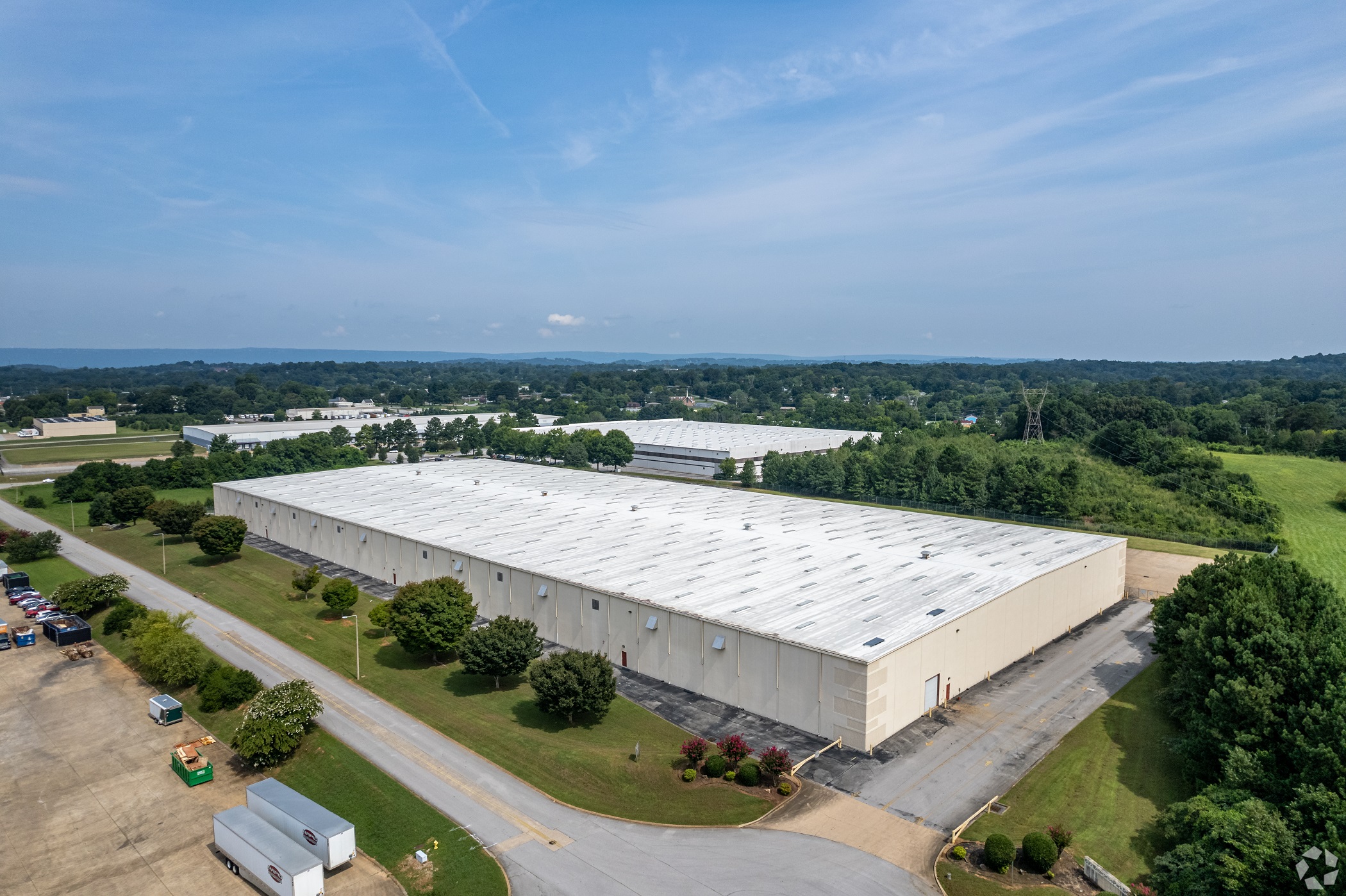 A group led by NorthStar Real Estate Advisors acquired this warehouse in Chattanooga, Tennessee, along with six other warehouses in the market. (CoStar)