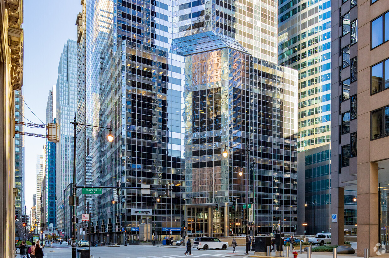 Invenergy is expanding its office space in the 40-story office tower at 1 S. Wacker Drive in Chicago. (Robert Gigliotti/CoStar)