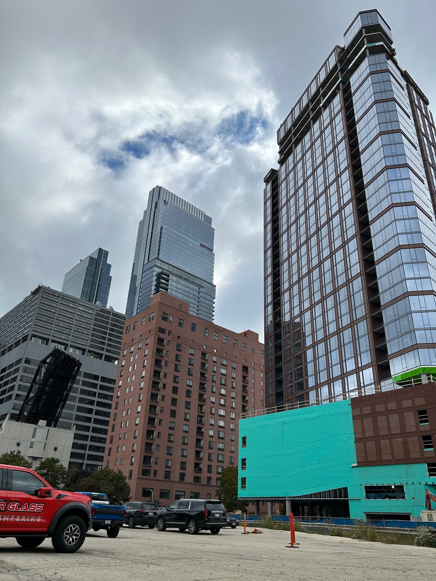 Vornado Realty Trust is looking to sell an apartment development site at 527 W. Kinzie St. in Chicago, next to a 33-story tower under construction. (Ryan Ori/CoStar)