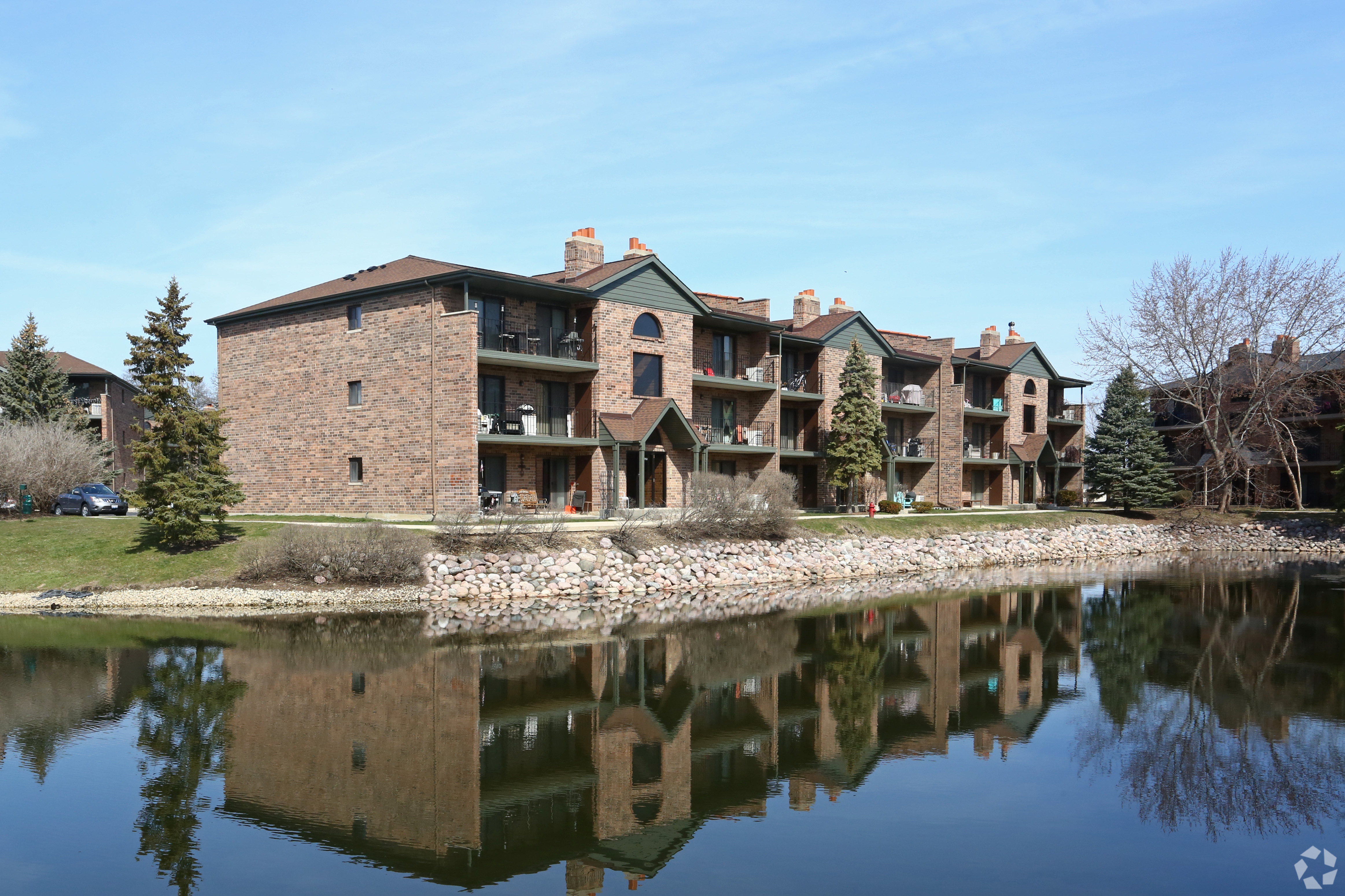 Albion Residential has paid $139.25 million for the Bourbon Square apartment complex in Palatine, Illinois. (Justin Schmidt/CoStar)