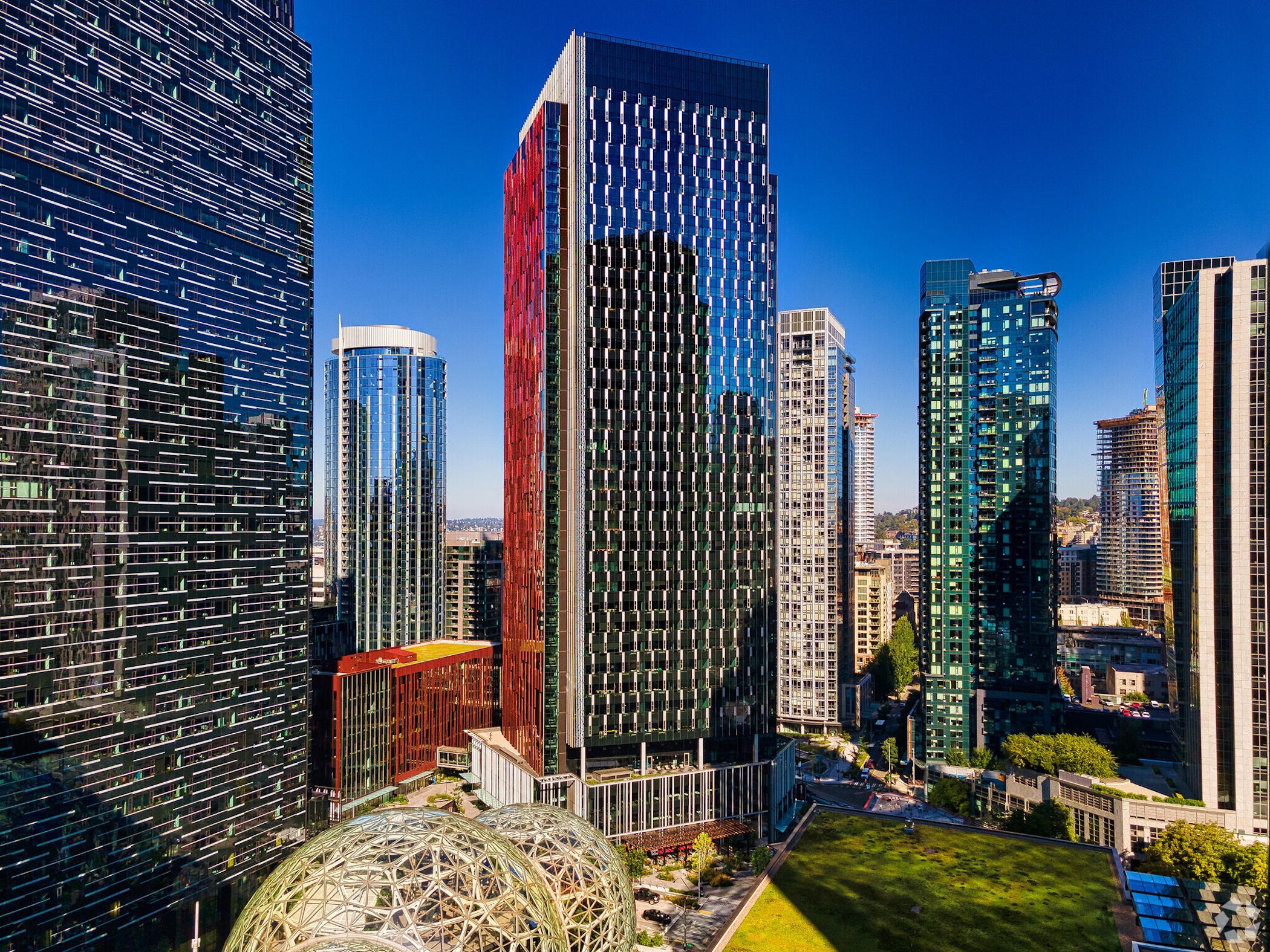 Amazon plans to begin requiring all its corporate employees to commute to offices, including its Seattle headquarters, for five days a week in 2025. (CoStar) 