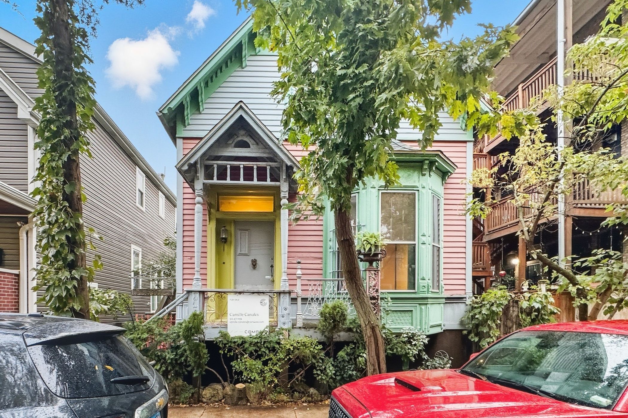 Listed for $535,000, artist’s colorful Chicago home draws nearly 100 interested buyers