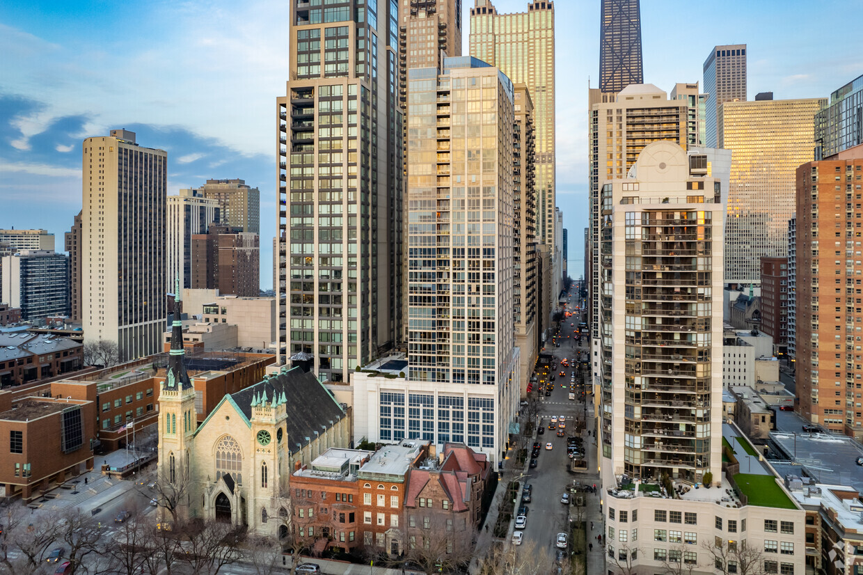The 185-unit apartment tower at 2 W. Delaware Place in Chicago has been handed back to its lender. (Justin Schmidt/CoStar)