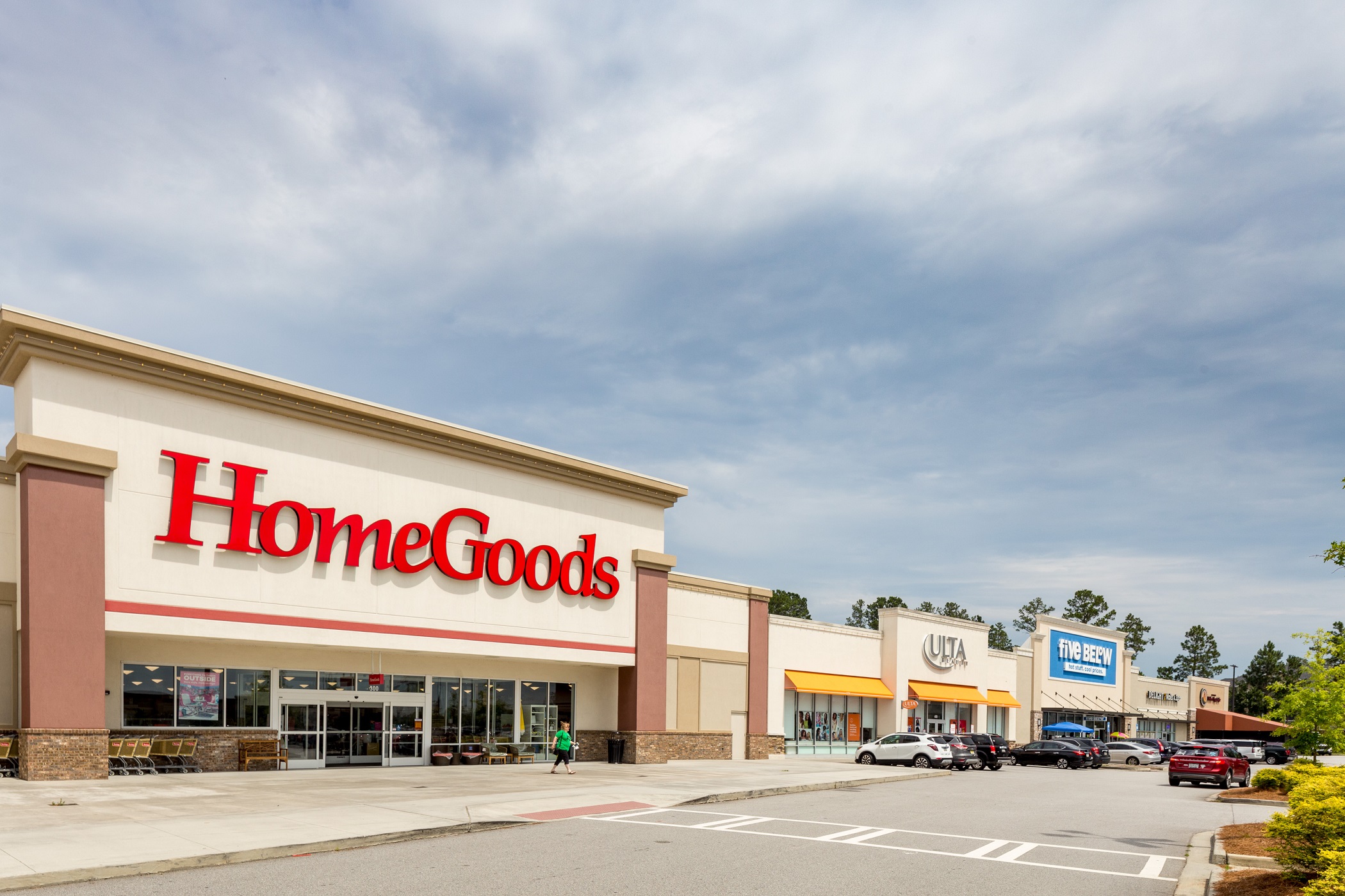 Pooler Pointe is anchored by Hobby Lobby, HomeGoods and Dick's Sporting Goods. (CoStar)