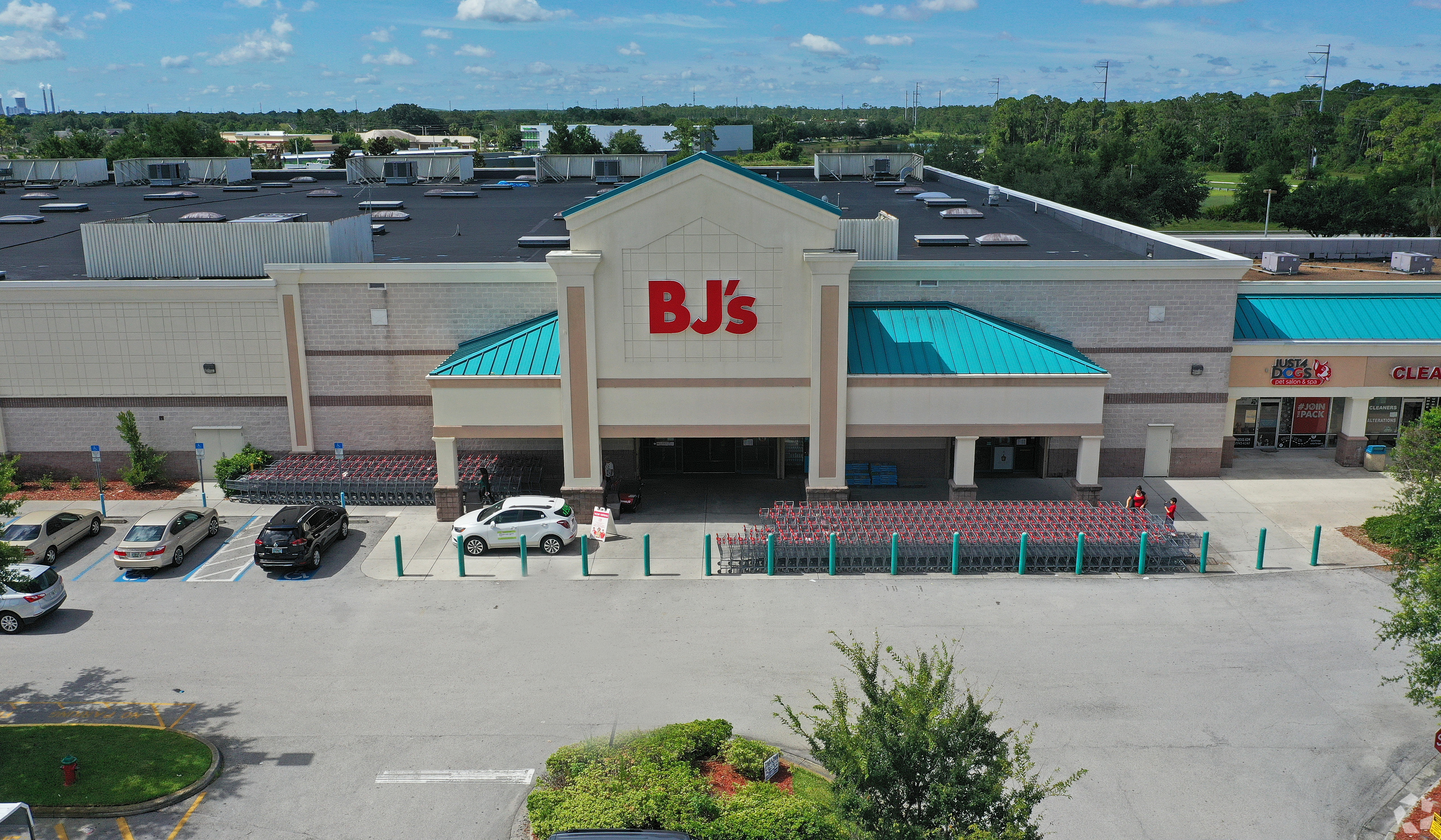 BJ's Wholesale Club is expanding into the Texas market. This is one of the retailer's stores in Florida that totals more than 128,000 square feet of space. (CoStar)