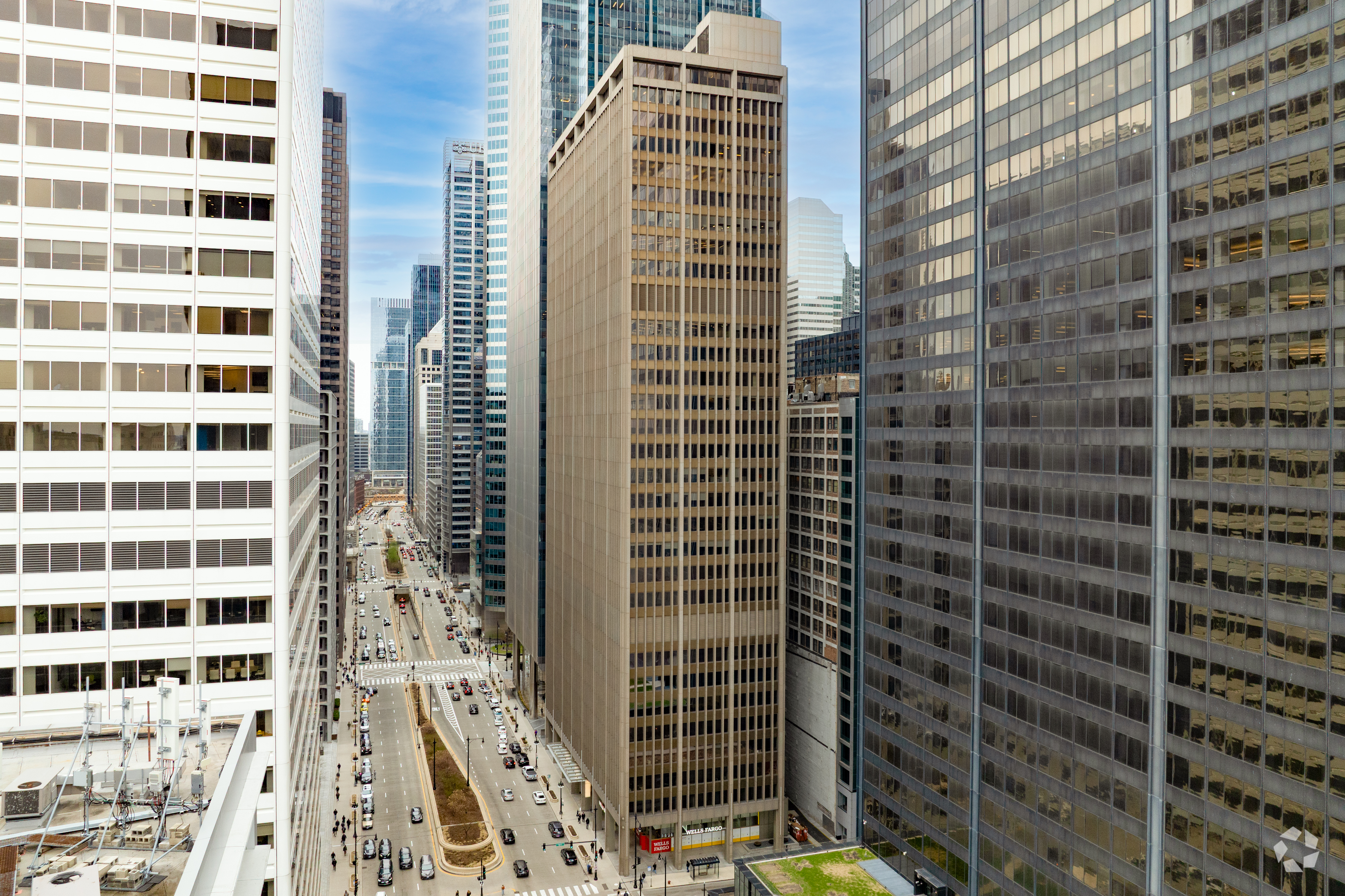 Farm Zero has leased space in the 31-story office tower at 125 S. Wacker Drive. It is across the street from Chicago's tallest skyscraper, 110-story Willis Tower, seen at right. (Robert Gigliotti/CoStar)