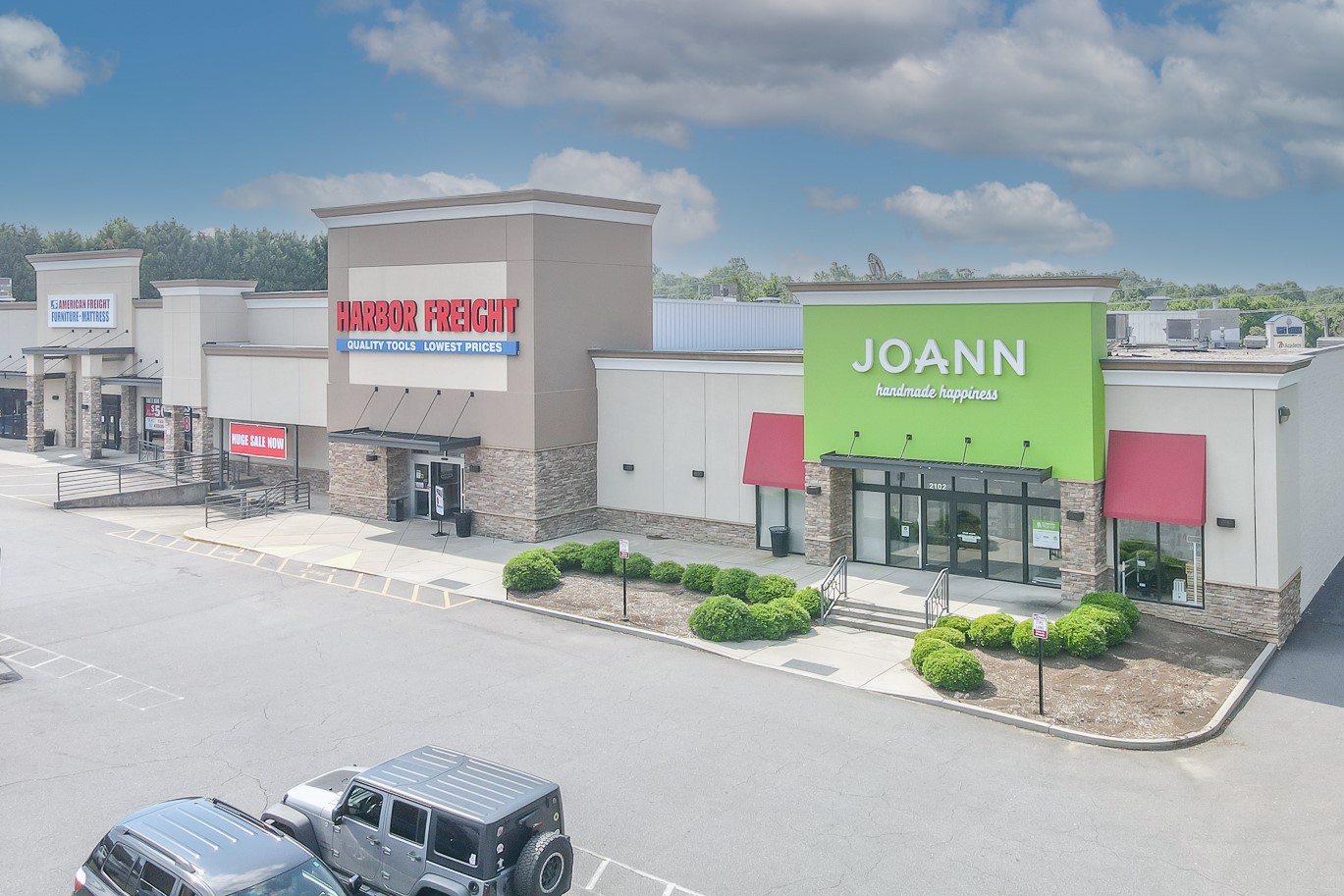 Brixmor Property Group sold the Valley Crossing shopping center in Hickory, North Carolina, for $20.7 million. (CoStar)