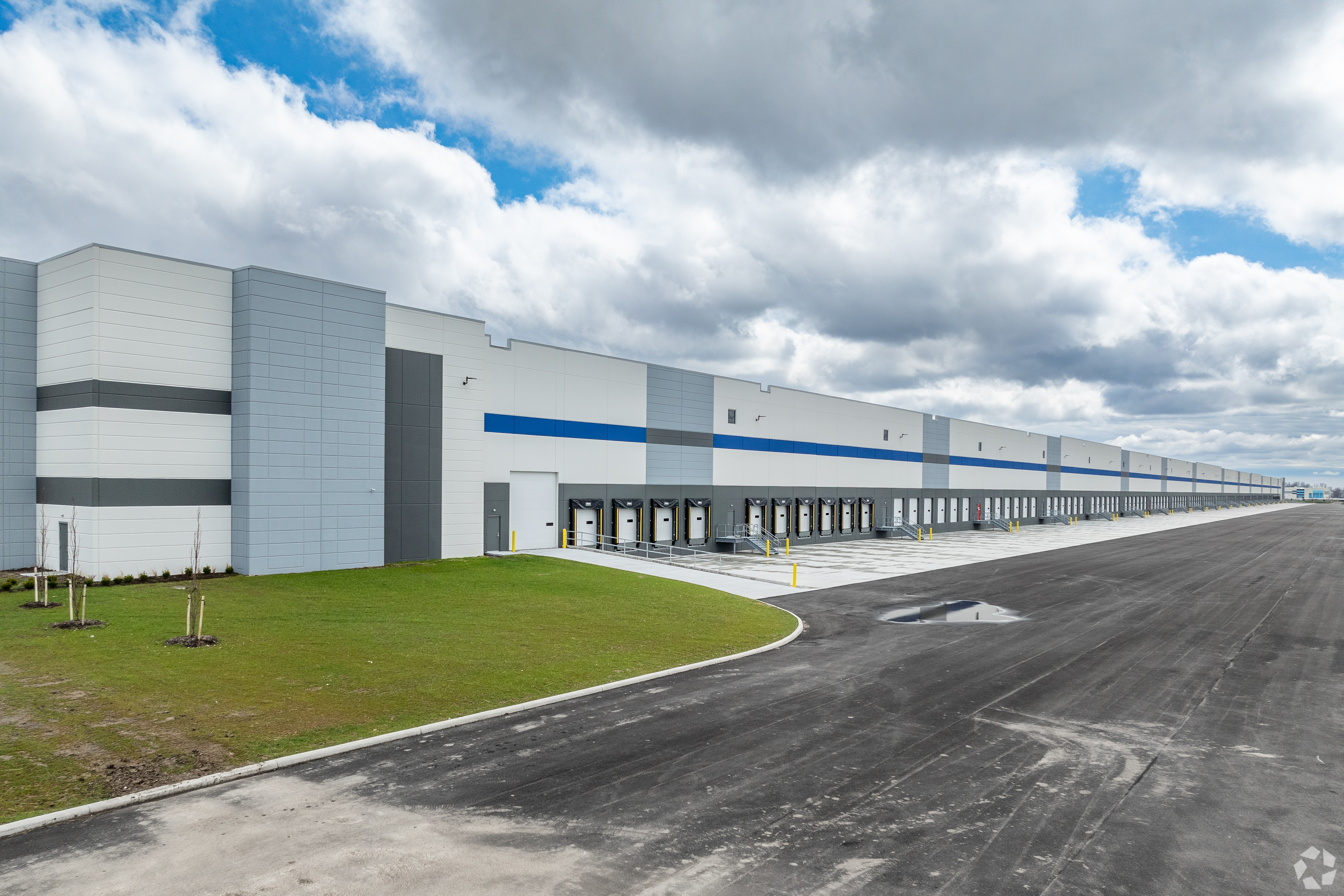 The nearly 1.3 million-square-foot warehouse at 70 East Logistics Park is Columbus, Ohio's biggest new lease signed in the last five years. (CoStar)