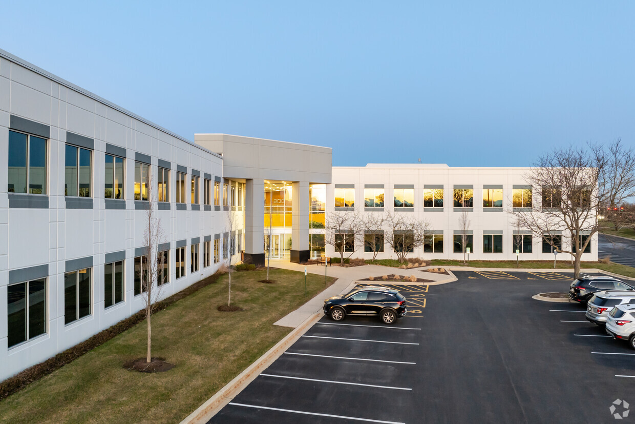 Stotan Industrial has paid more than $8 million for the Meadows Office Center I building in Addison, Illinois. (Emilia Czader/CoStar)