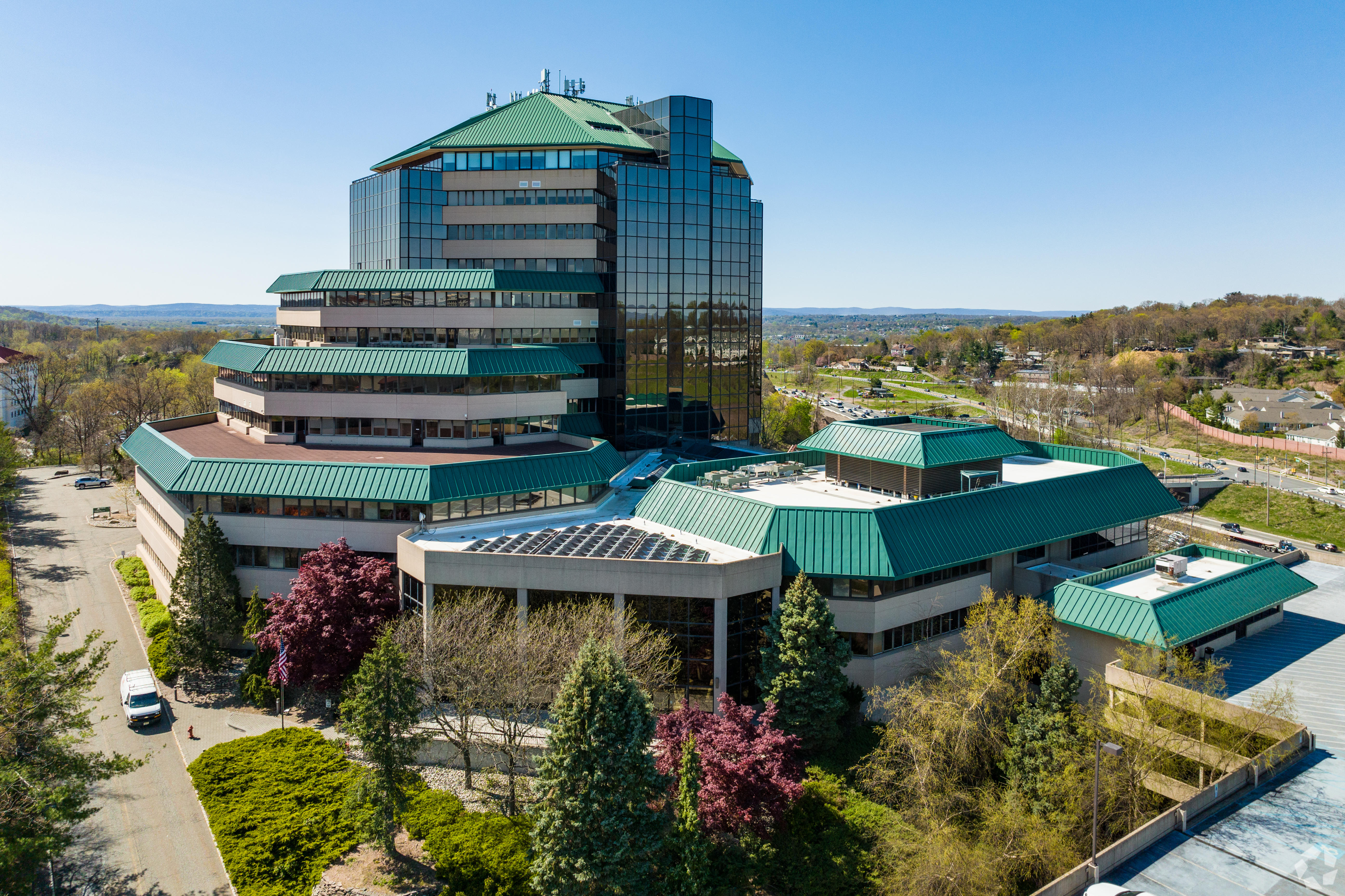 The Overlook Corporate Center in Little Falls, New Jersey, recently underwent a multimillion-dollar repositioning. (CoStar)