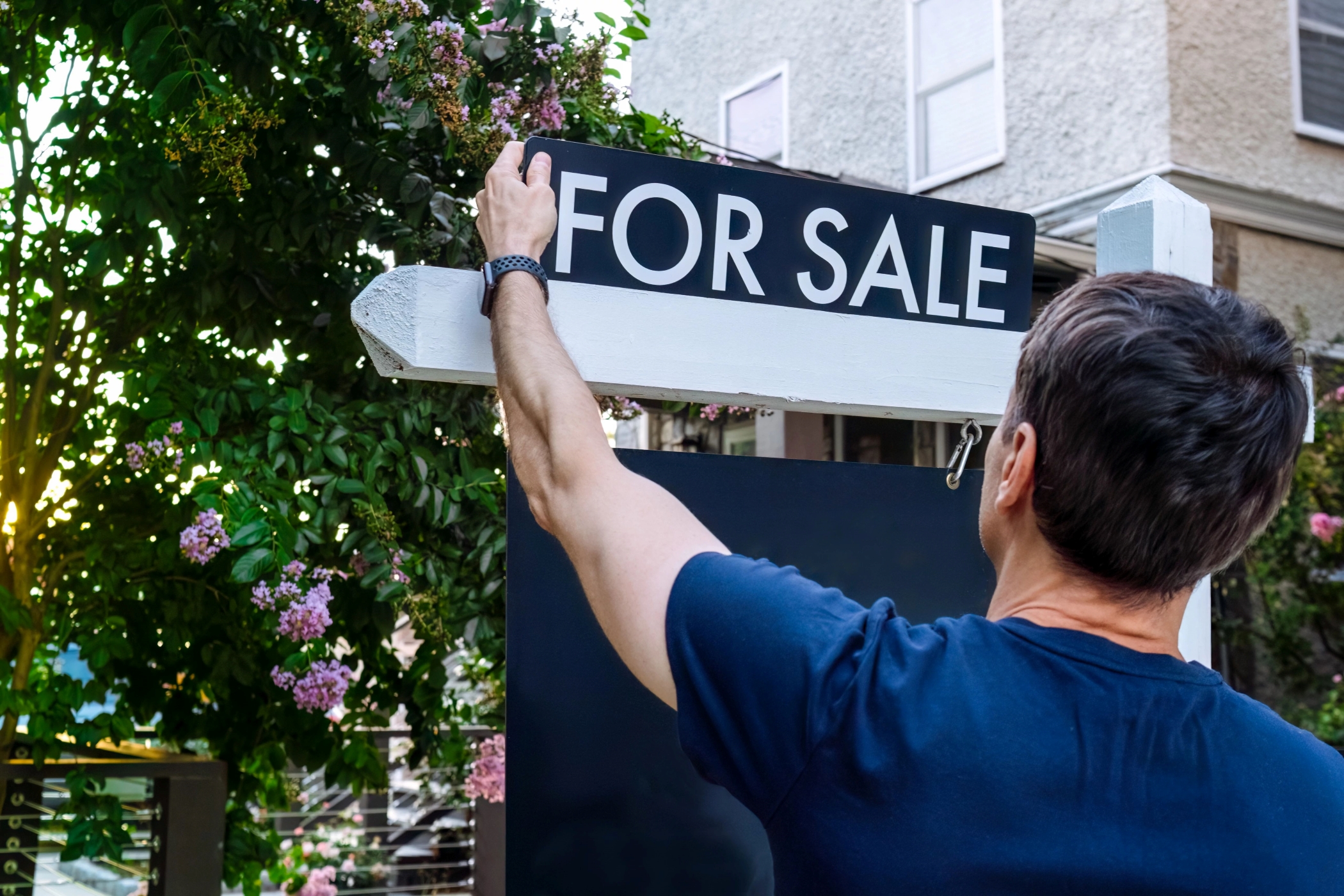October's volume of U.S. homes under contract to be sold dropped 1.5% from the previous month and declined 8.5% from a year earlier, according to the National Association of Realtors. (Getty Images)