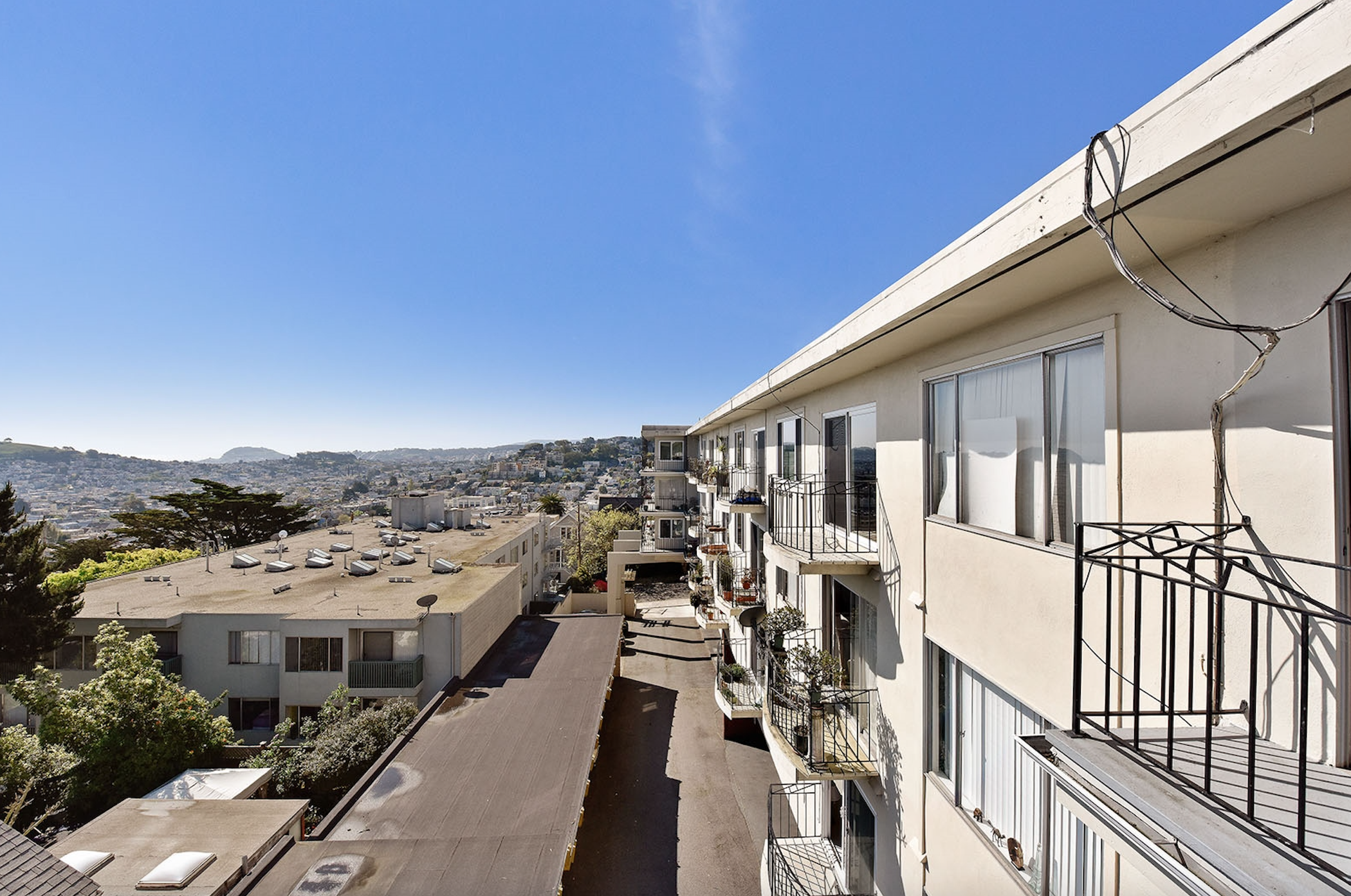 Prior to defaulting, Veritas Investments owned more than 320 multifamily properties across the Bay Area and greater Los Angeles, including the 23-unit complex at 642 Alvarado St. in San Francisco. (CoStar)