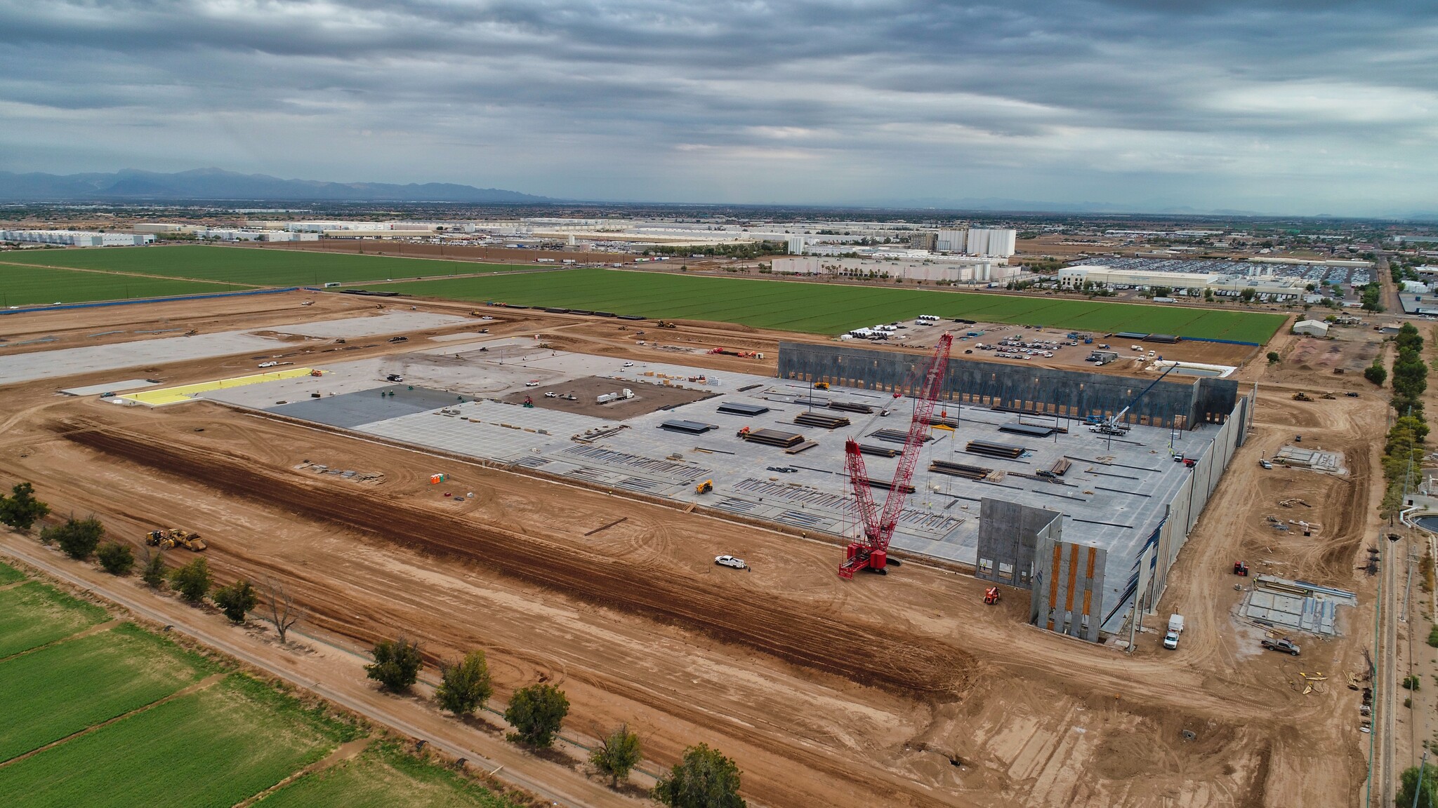 Developers of large new distribution centers abruptly pulled back on the number of new projects starting construction during the fourth quarter in reaction to higher costs for construction and labor, materials, and financing. Shown here is new distribution center under construction in Tolleson, Arizona. (CoStar)