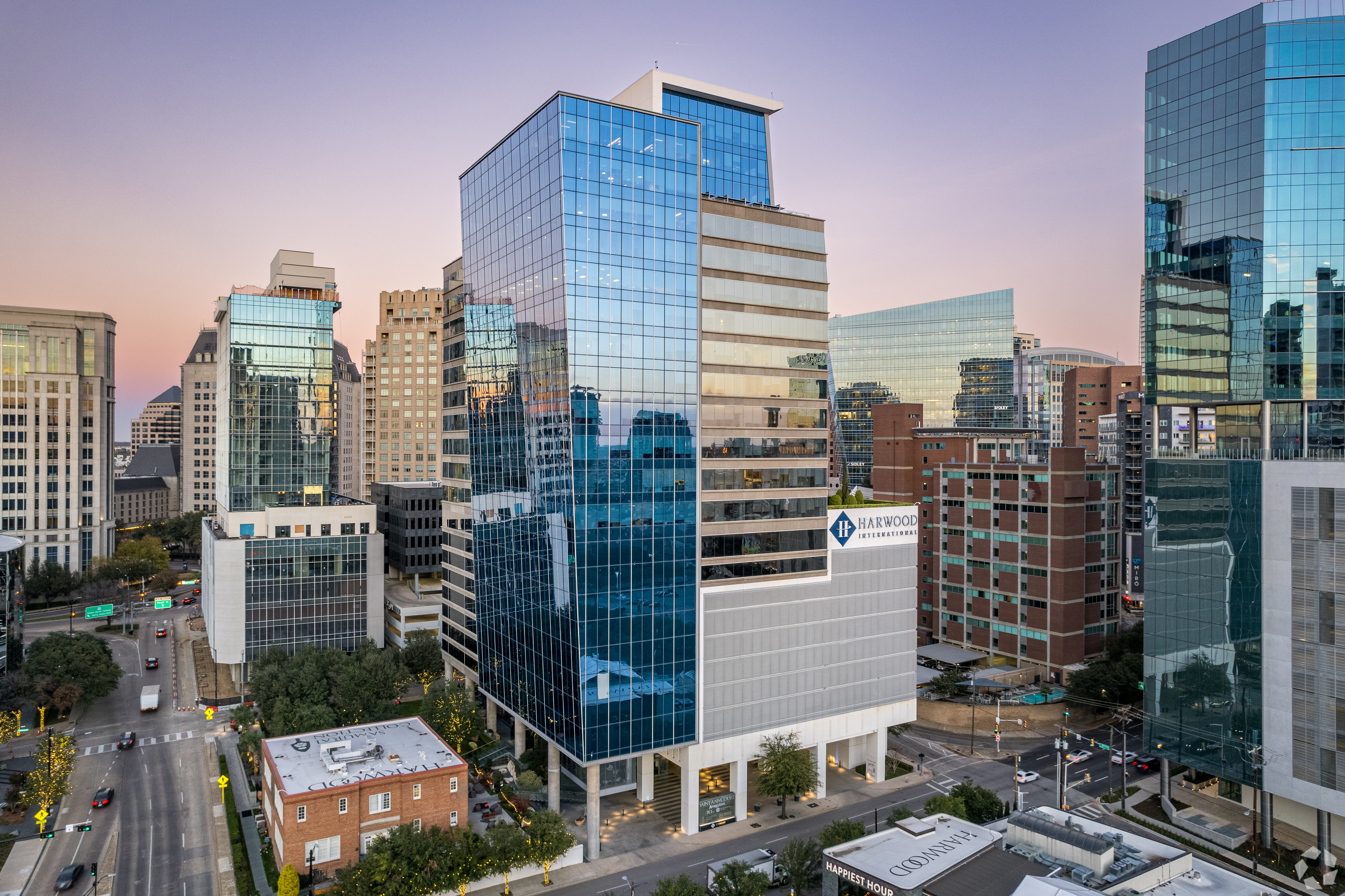 Saint Ann Court, a 26-story, nearly 325,000-square-foot office tower in the Harwood District in Dallas, is 100% leased to office tenants and has been recapitalized. (CoStar)