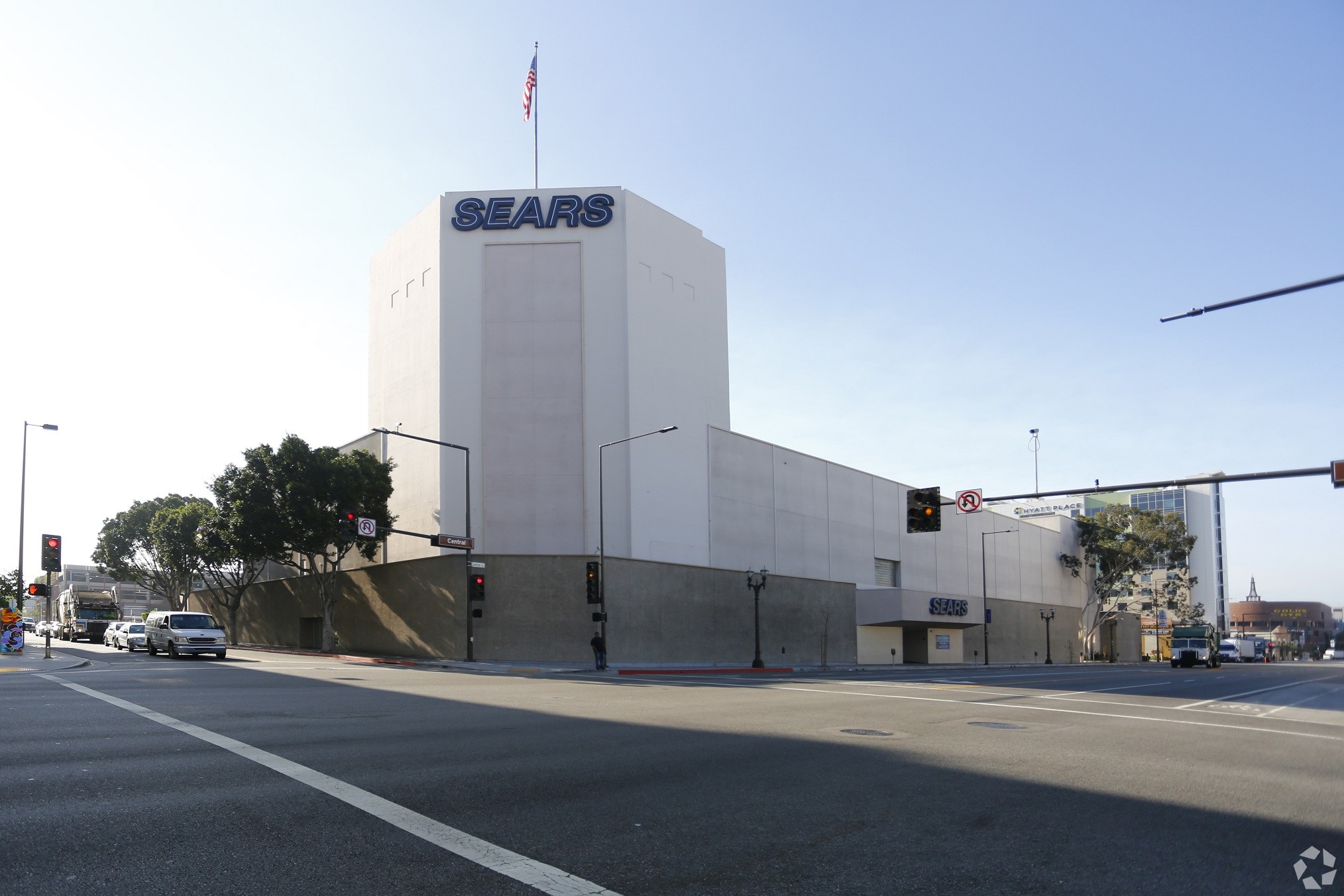 The Sears at 236 N. Central Ave. in Glendale, California, closed in 2020 and has remained vacant. (CoStar) 