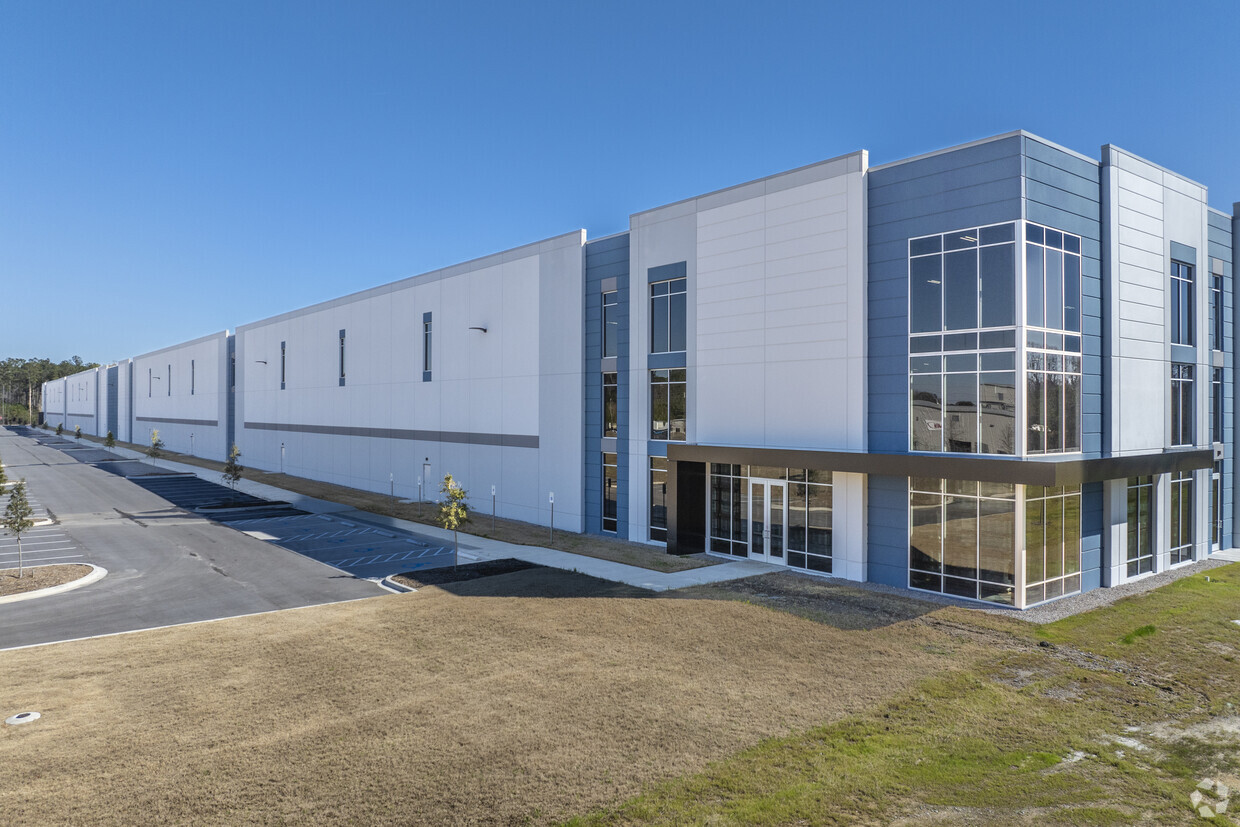 Jushi USA leased 200,758 square feet of industrial space in this distribution building in Columbia, South Carolina.