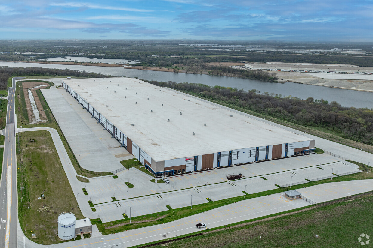 RJW Logistics Group has leased the entire warehouse at 2903 Schweitzer Road in Joliet, Illinois. (J.J. Starr/CoStar)