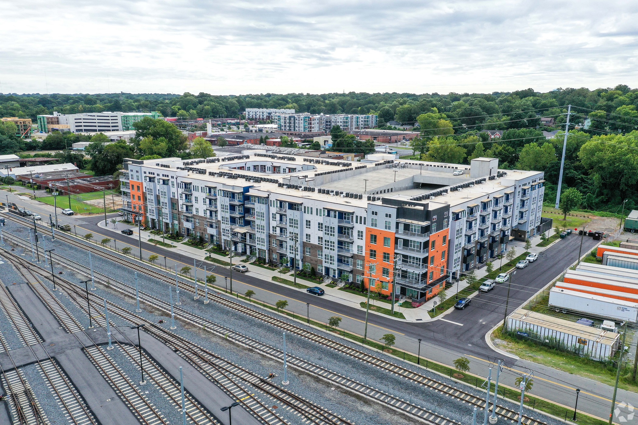 HHHunt will rebrand the Live at Noda apartment building in Charlotte, North Carolina, to Abberly NoDa Vista. (Paul Bentley/CoStar)