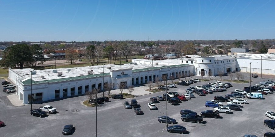 A portion of the Bon Carré Technology Park, totaling 89,000 square feet, sold for $9.4 million to a data center firm that occupies the space. The property is part of the larger 800,000-square-foot business center, which was built on the site of the former Bon Marché Mall. (CoStar)<br />” width=”300″ height=”200″><br />
In a major Baton Rouge deal, DartPoints acquired its data center facility in an owner-user sale</p>

</article></div></div>                <footer class=