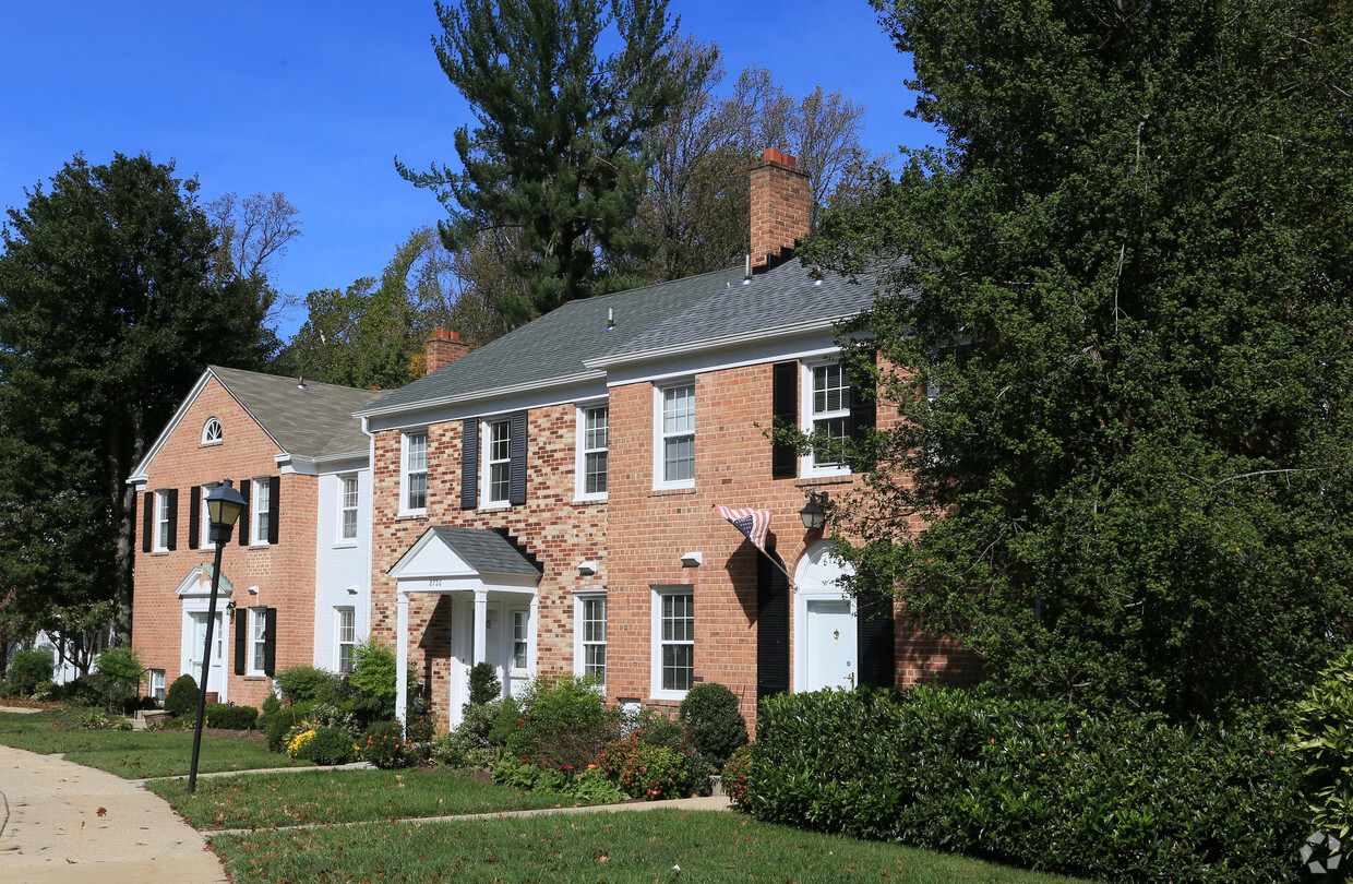 Toll Brothers paid $29.2 million for the site of the Chase Manor Apartments in Chevy Chase, Maryland. (CoStar)