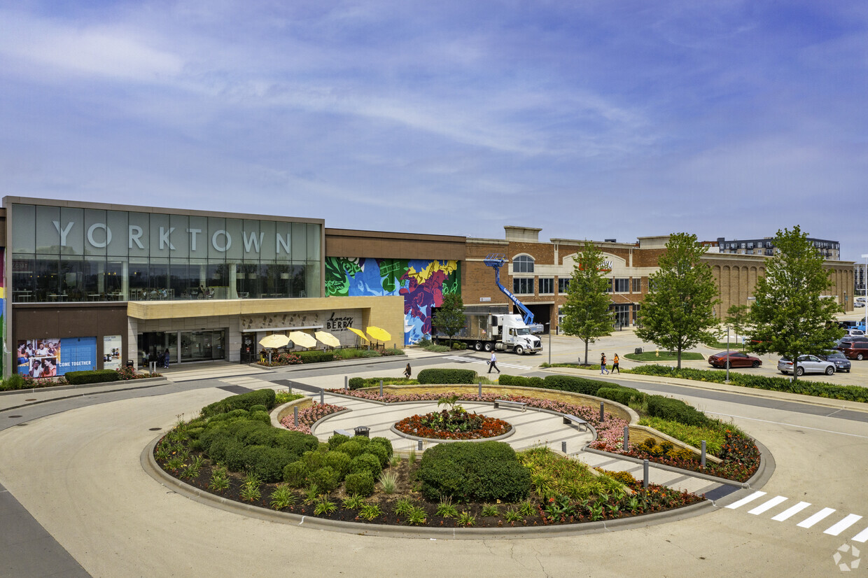 The owner of the Yorktown Center plans to develop more than 600 apartments within the mall west of Chicago. (Justin Schmidt/CoStar)