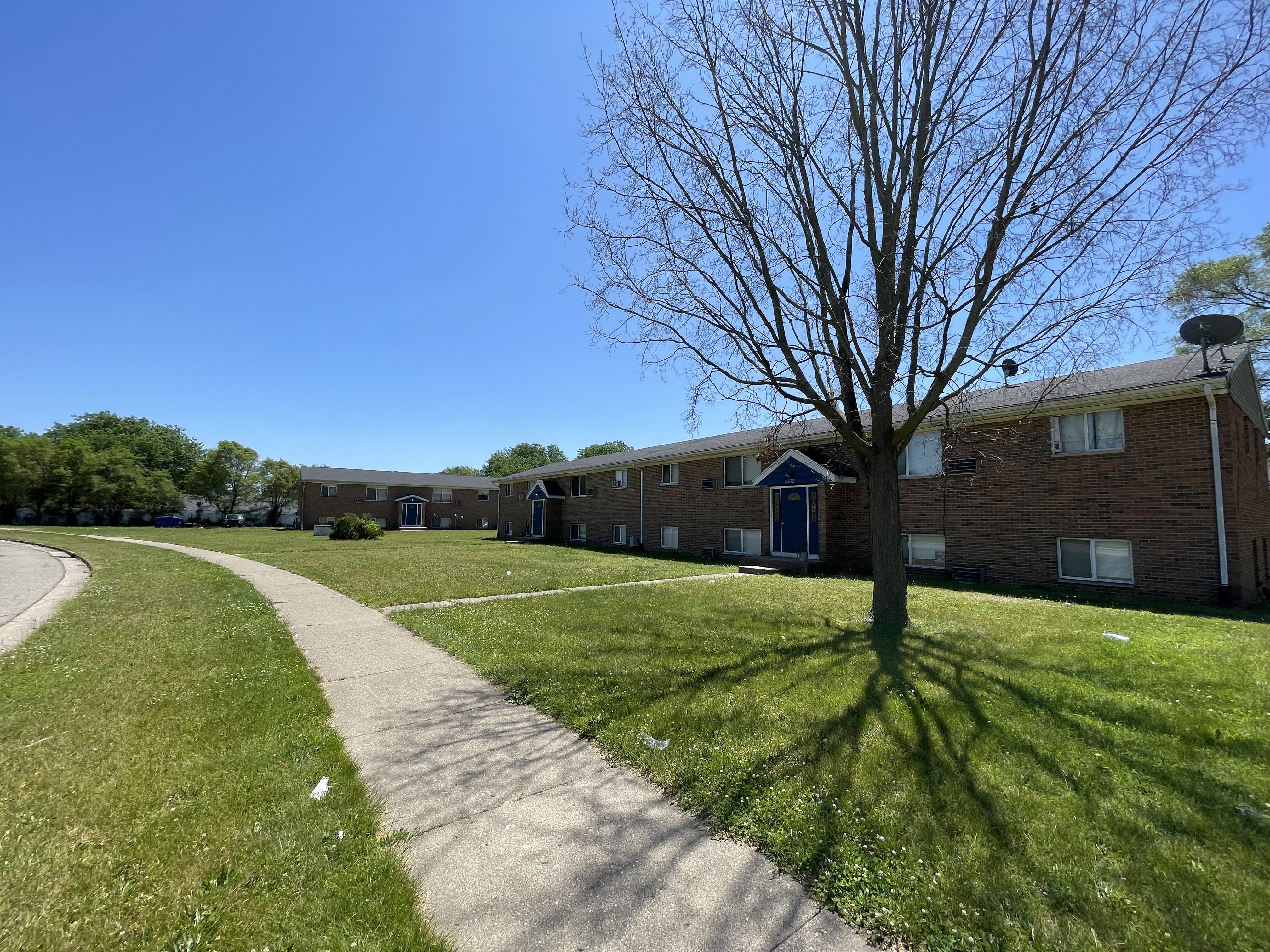 The 34,060-square-foot apartment complex is located at 2320-2355 30th St. SW in Wyoming, Michigan. (CoStar) 