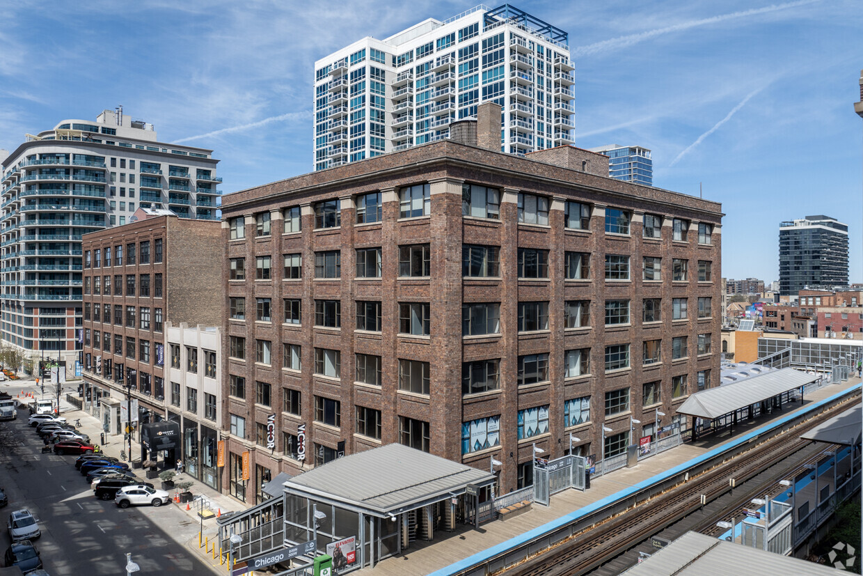 The financially distressed office building at 730 N. Franklin St. in Chicago's River North has changed owners. (Brett Bulthuis/CoStar)
