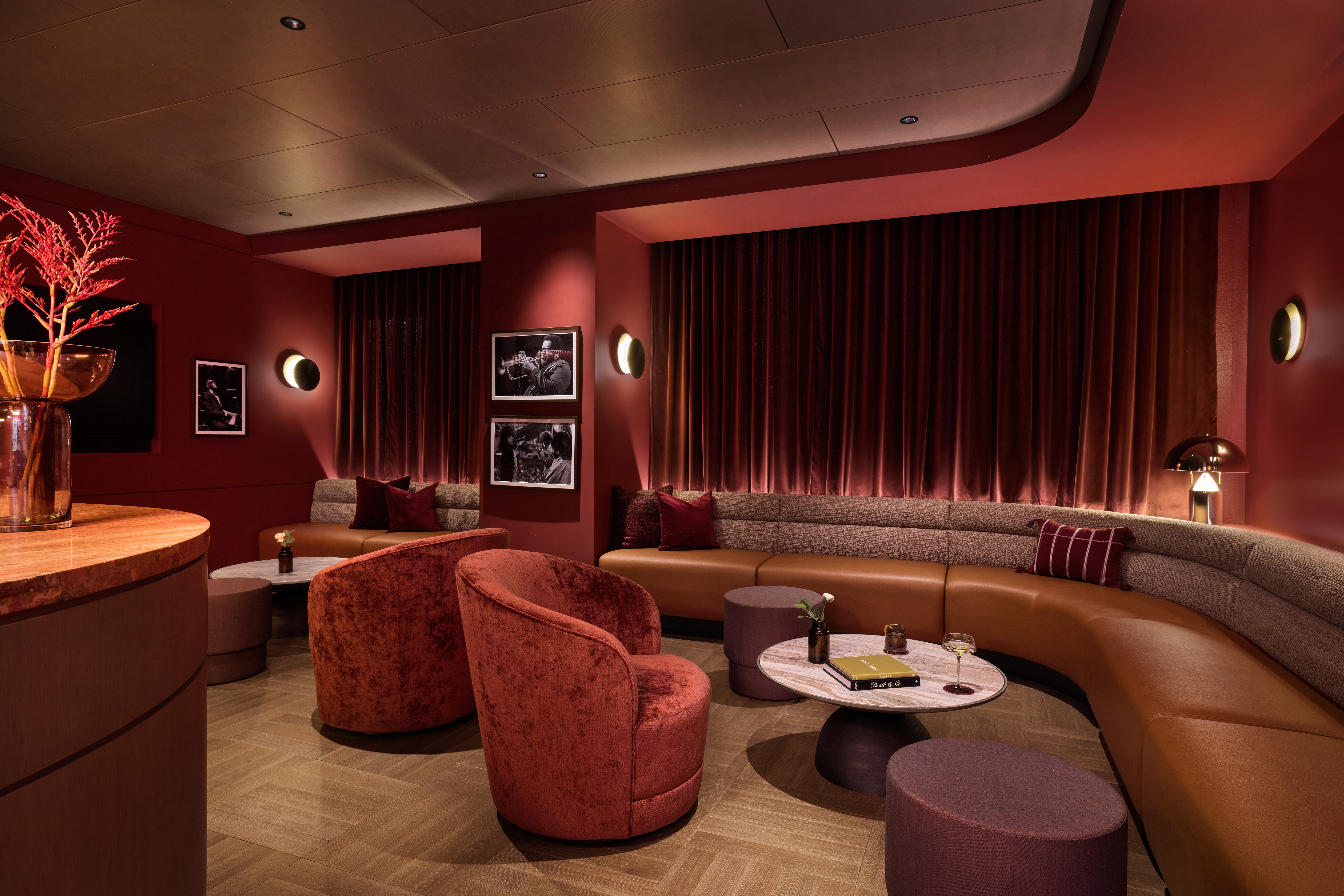 The Oak Room, a jazz-themed speakeasy with cocktails, is part of the Cove, a $22.5 million amenity floor at 525 Market St. (Cushman & Wakefield)