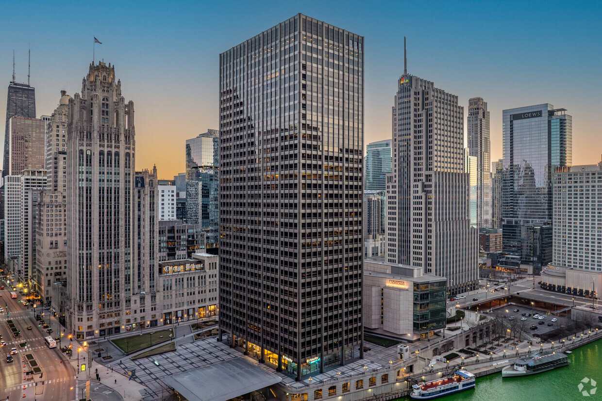 Walton Street Capital has owned the 35-story tower at 401 N. Michigan Ave. in Chicago since 2017. (Robert Gigliotti/CoStar)