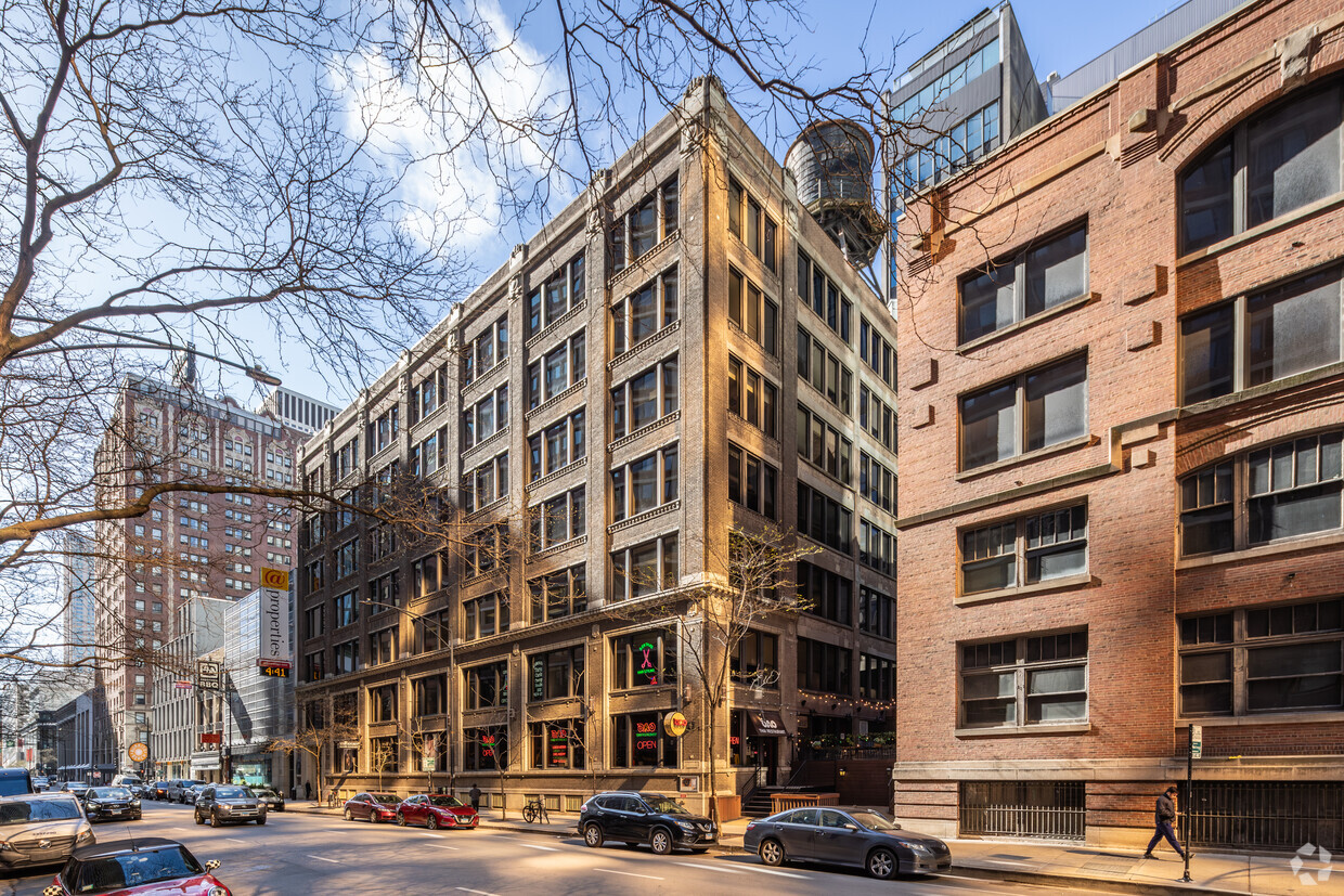 Horizon Realty Group plans to convert the seven-story building at 230 E. Ohio St. into Chicago to 72 apartments. (Robert Gigliotti/CoStar)