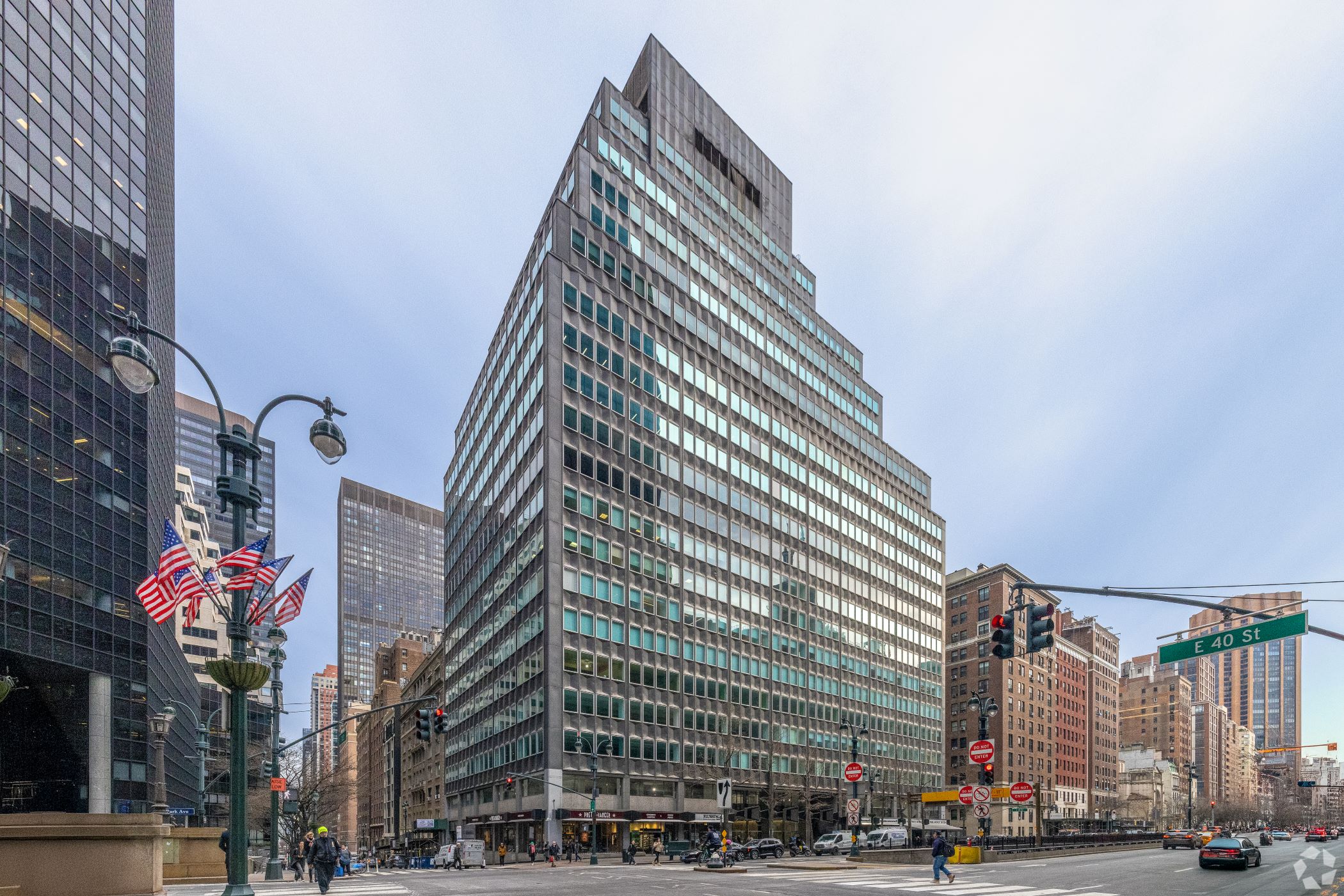 The office tower at 99 Park Ave. in Manhattan is 98% leased. (CoStar)