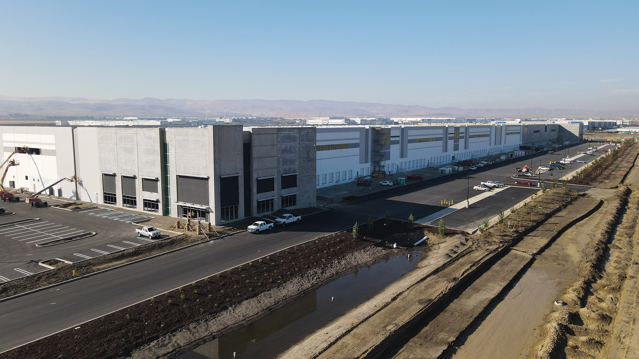 Prologis developed a 1.1 million-square-foot distribution center for home furnishings retailer Williams-Sonoma in Tracy, California. (CoStar)