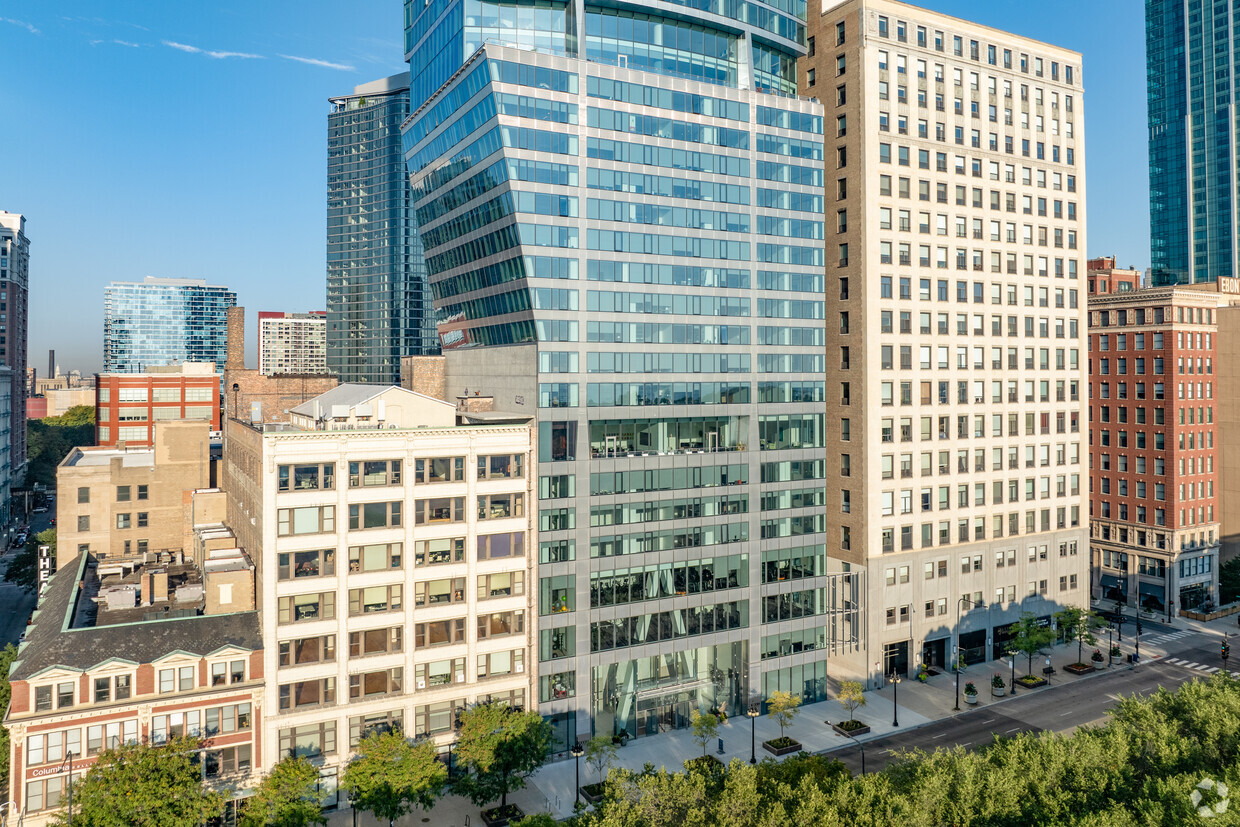 The 73-story 1000M apartment tower in Chicago is narrower at the bottom before cantilevering over the eight-story Lightner Building. (Robert Gigliotti/CoStar)