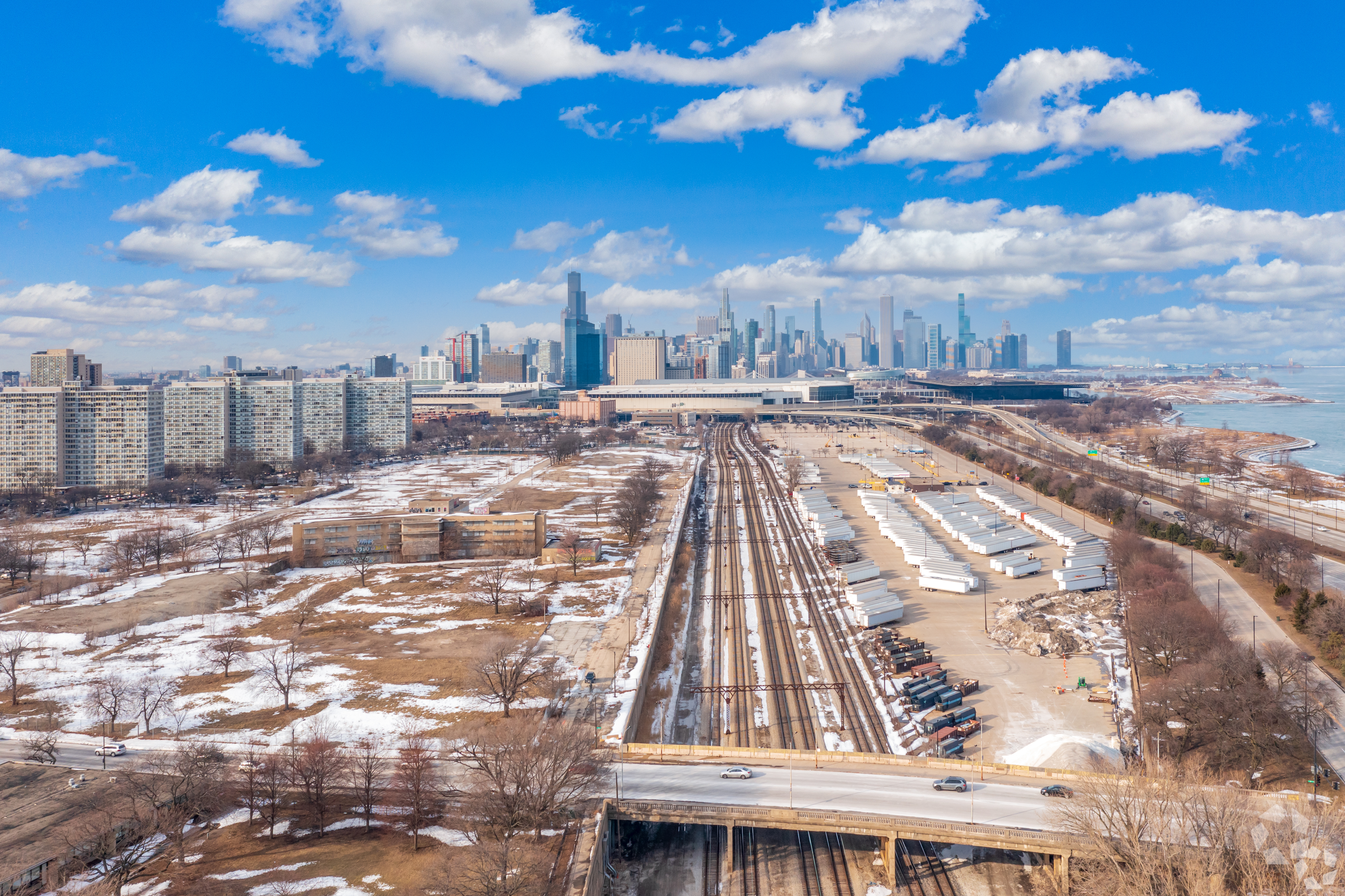 The former Michael Reese Hospital site is seen earlier this year, looking north toward Chicago’s Loop business district. The lone remaining building is the Singer Pavilion, just left of the train tracks. (Robert Gigliotti/CoStar)