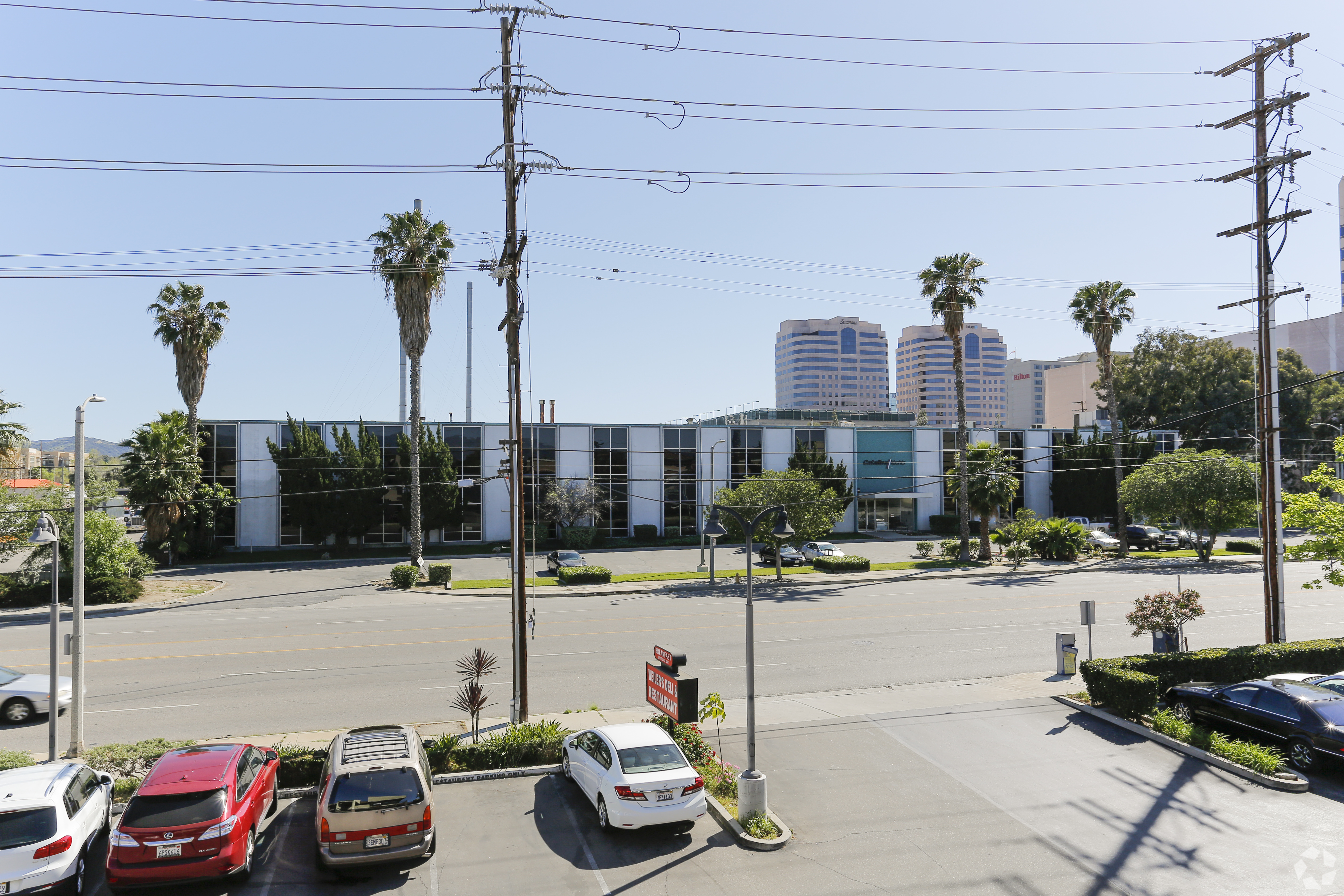 A former boat warehouse in the Los Angeles neighborhood of Warner Center may become a studio. (CoStar) 