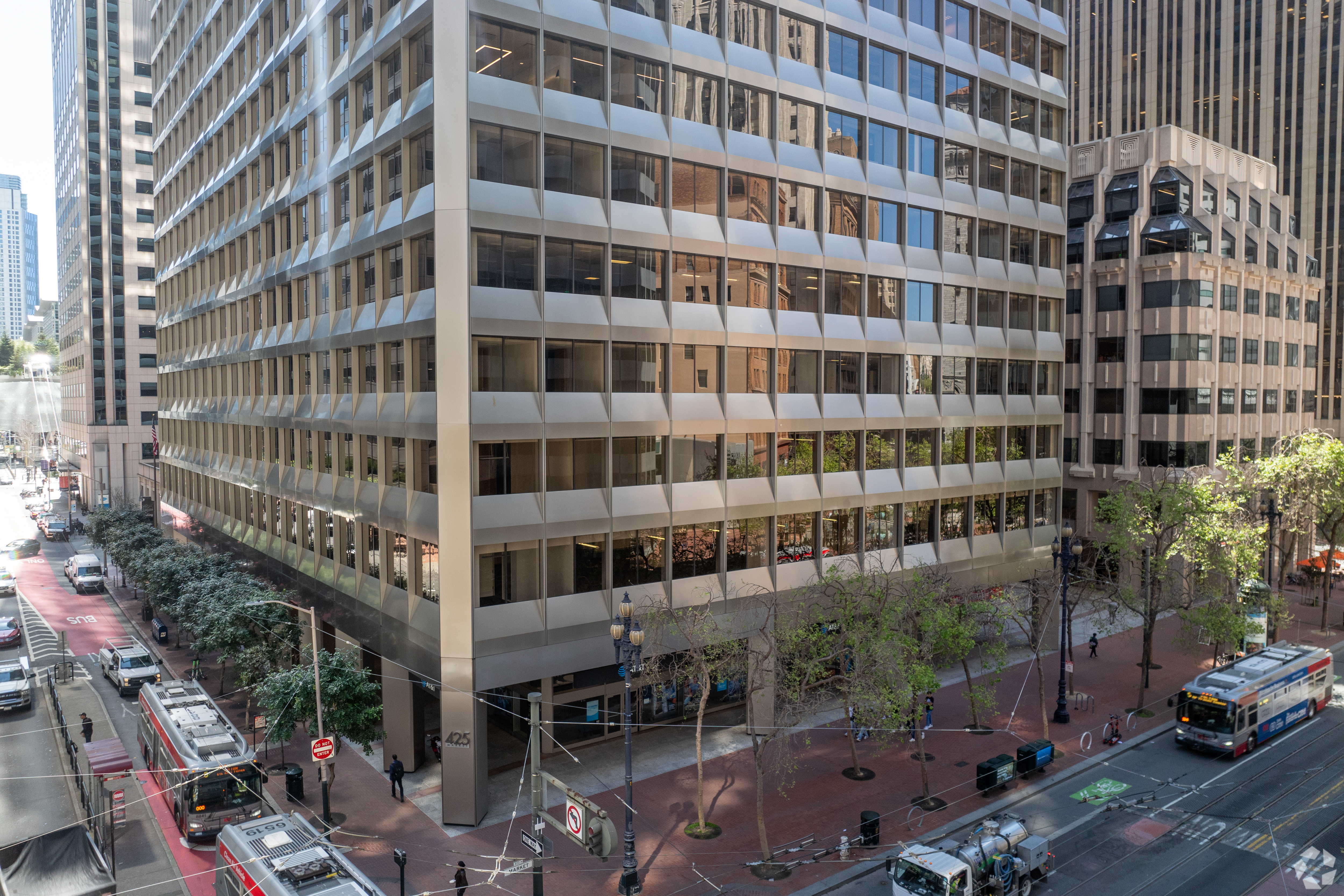The new multifamily team will work out of Cushman & Wakefield's San Francisco downtown offices, as well as in the East Bay. (CoStar) 