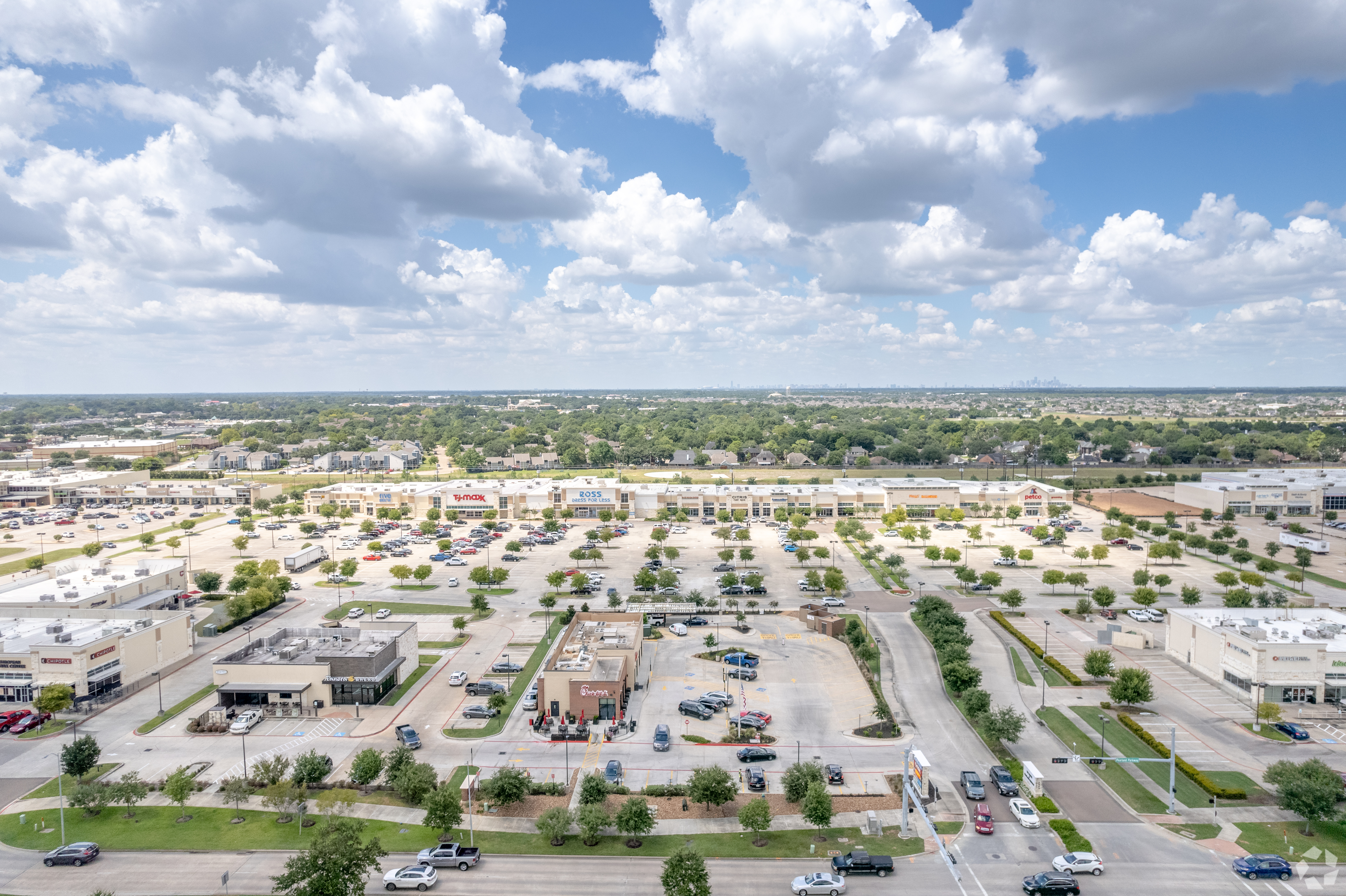 HomeGoods new store at The Center at Pearland Parkway will be about seven miles east of its first Pearland store at Silverlake Village (CoStar)