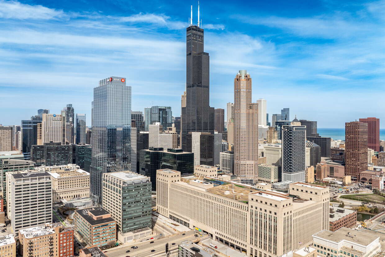 Blackstone has extended the loan on Willis Tower, Chicago's tallest skyscraper, until at least 2028. (Robert Gigliotti/CoStar)