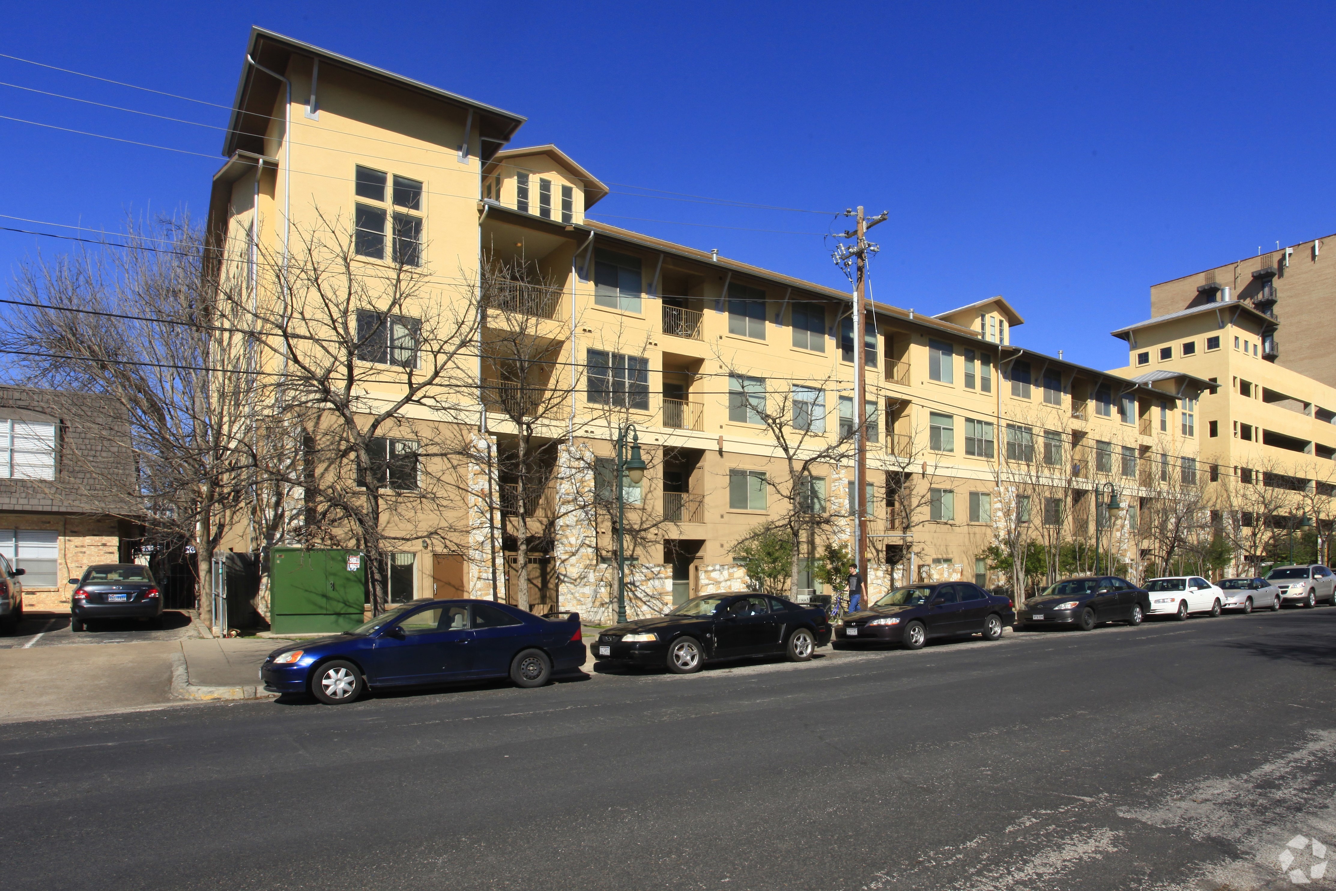 The apartment complex at 900 West 23rd St. is located near the University of Texas at Austin. (CoStar)