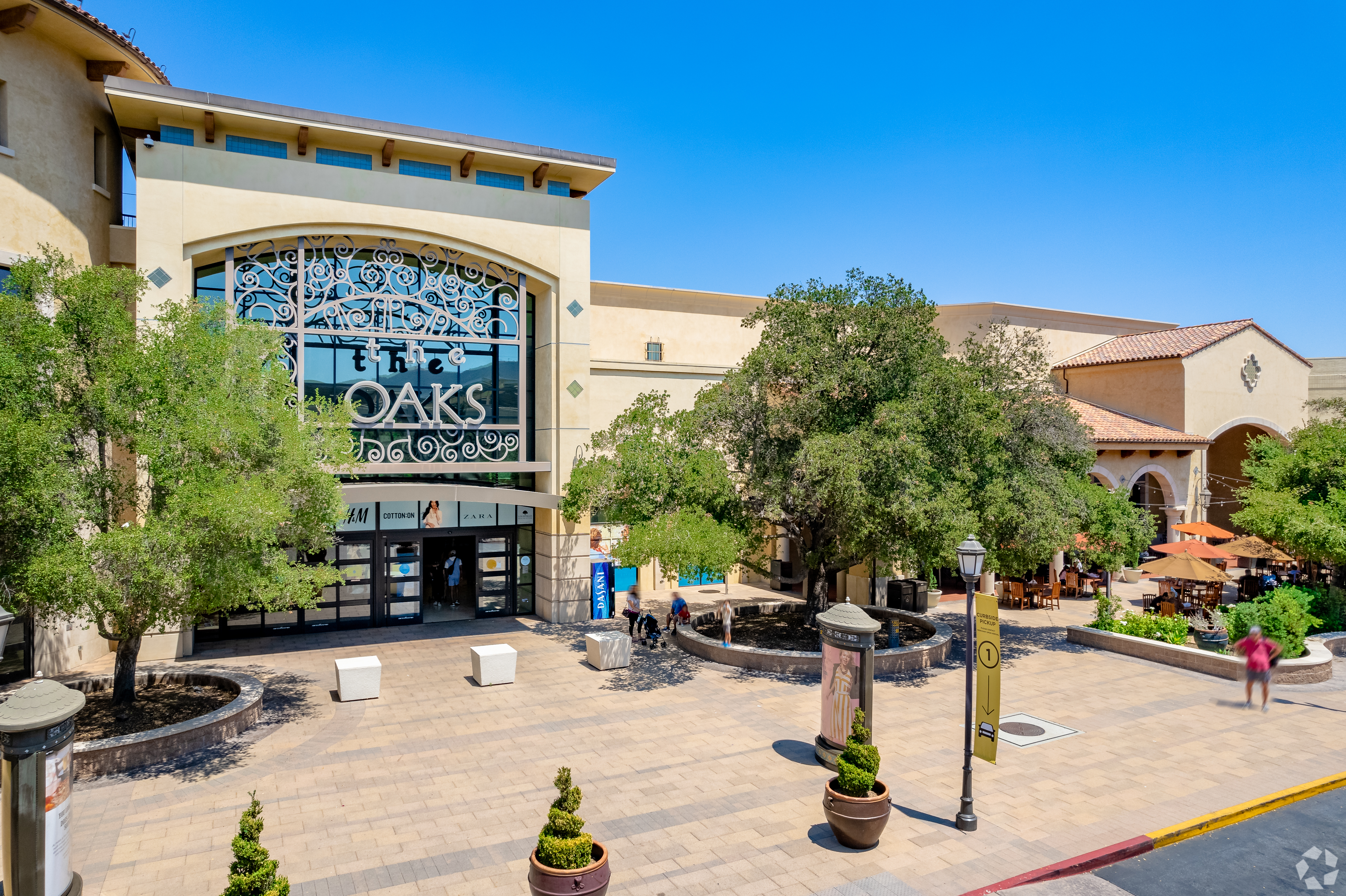 Macerich didn't identify the planned buyer of The Oaks mall in California. (CoStar)