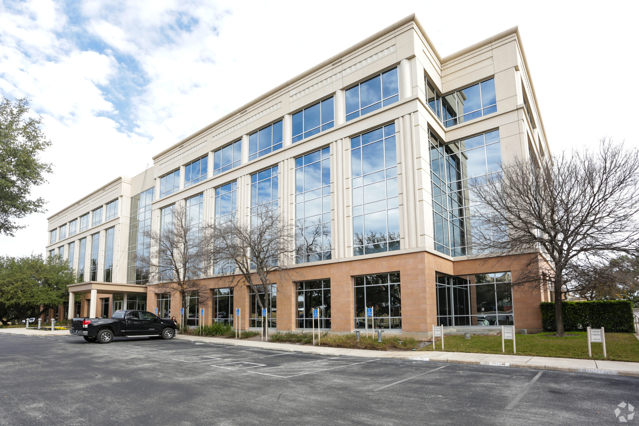 Concord Park I has been sold and is being rebranded as 800 Sonterra. (CoStar)