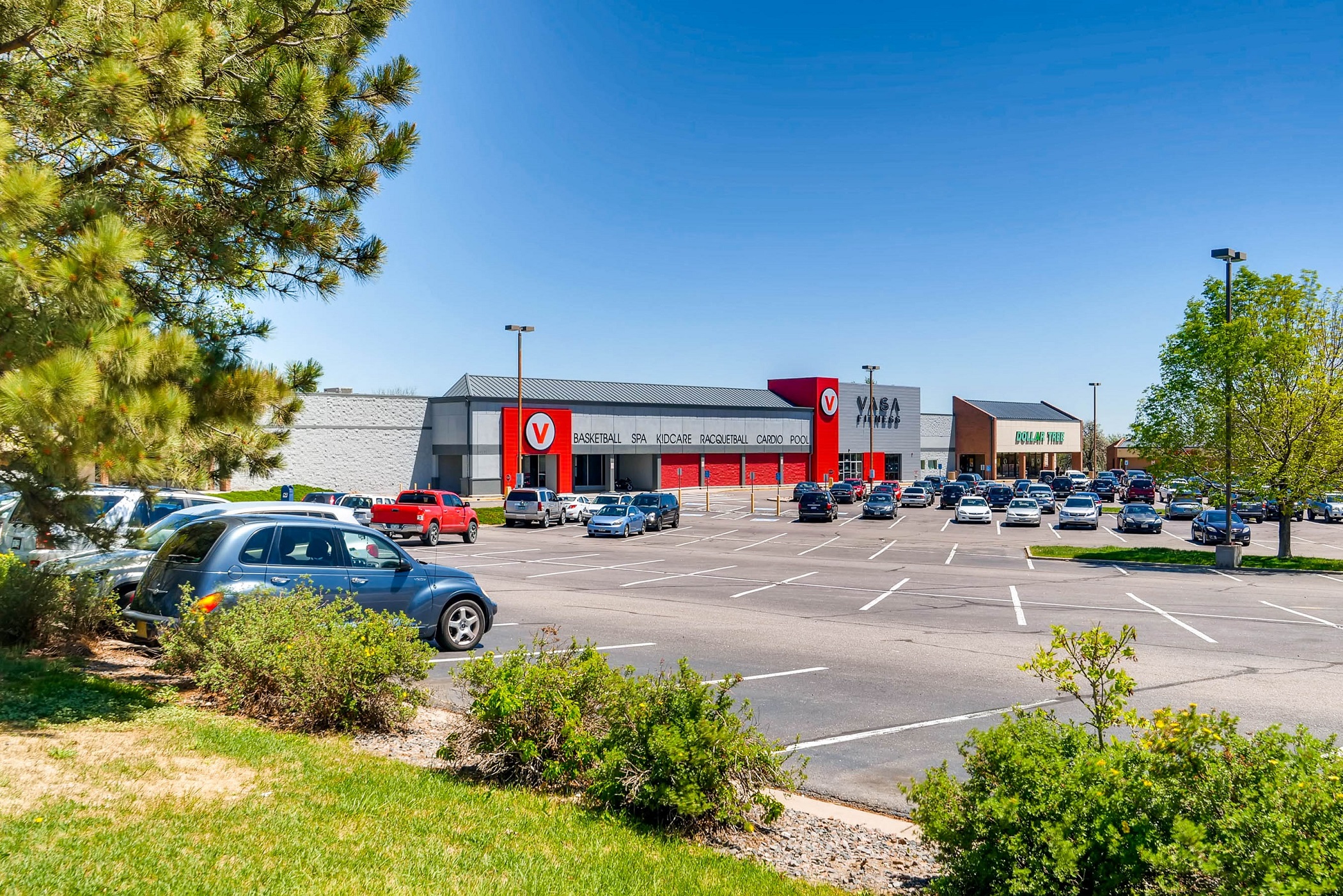 Summer Valley Shopping Center is anchored by a 50,000-square-foot-plus Vida Fitness. (CoStar)