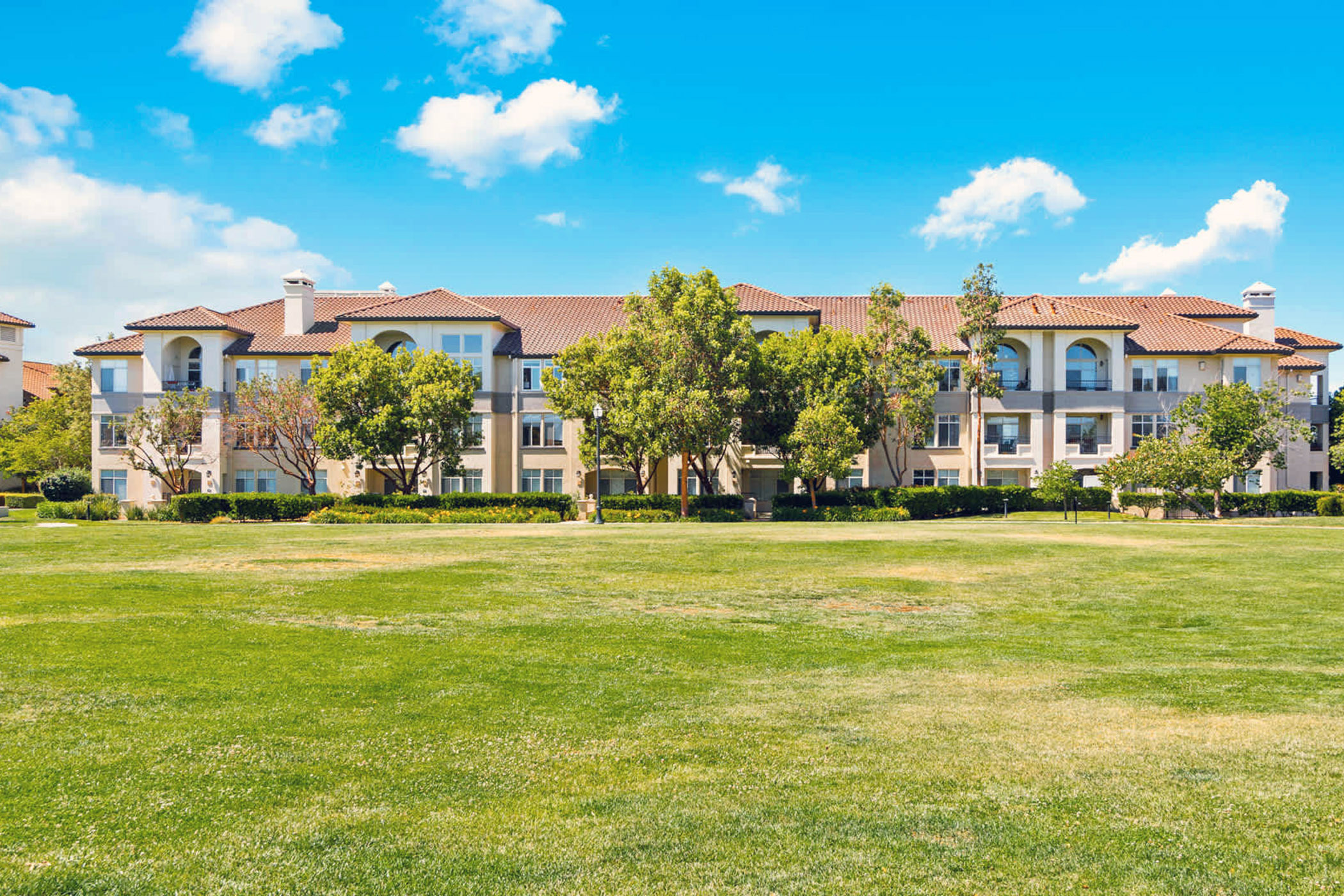 The 575-unit Park Place at San Mateo Apartments in San Mateo, California, was the largest property Fannie Mae recently refinanced for Equity Residential. (CoStar)