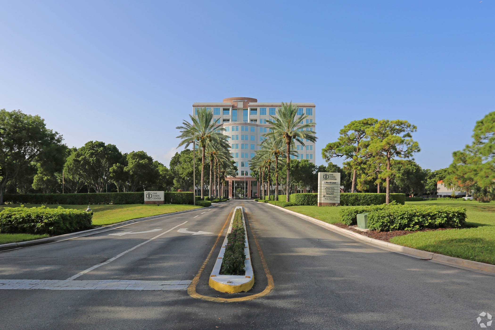 One Town Center in Boca Raton, Florida, is nearly 100% leased. (Giovanny Lopez/CoStar)