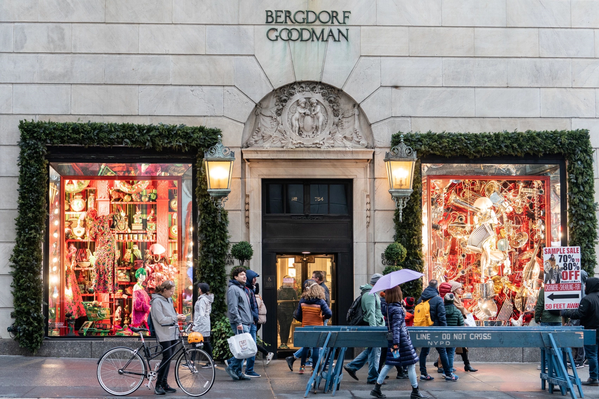 November's U.S. retail sales fell short of October levels but beat year-earlier figures by 6.5%, the Commerce Department reported. (Getty Images)
