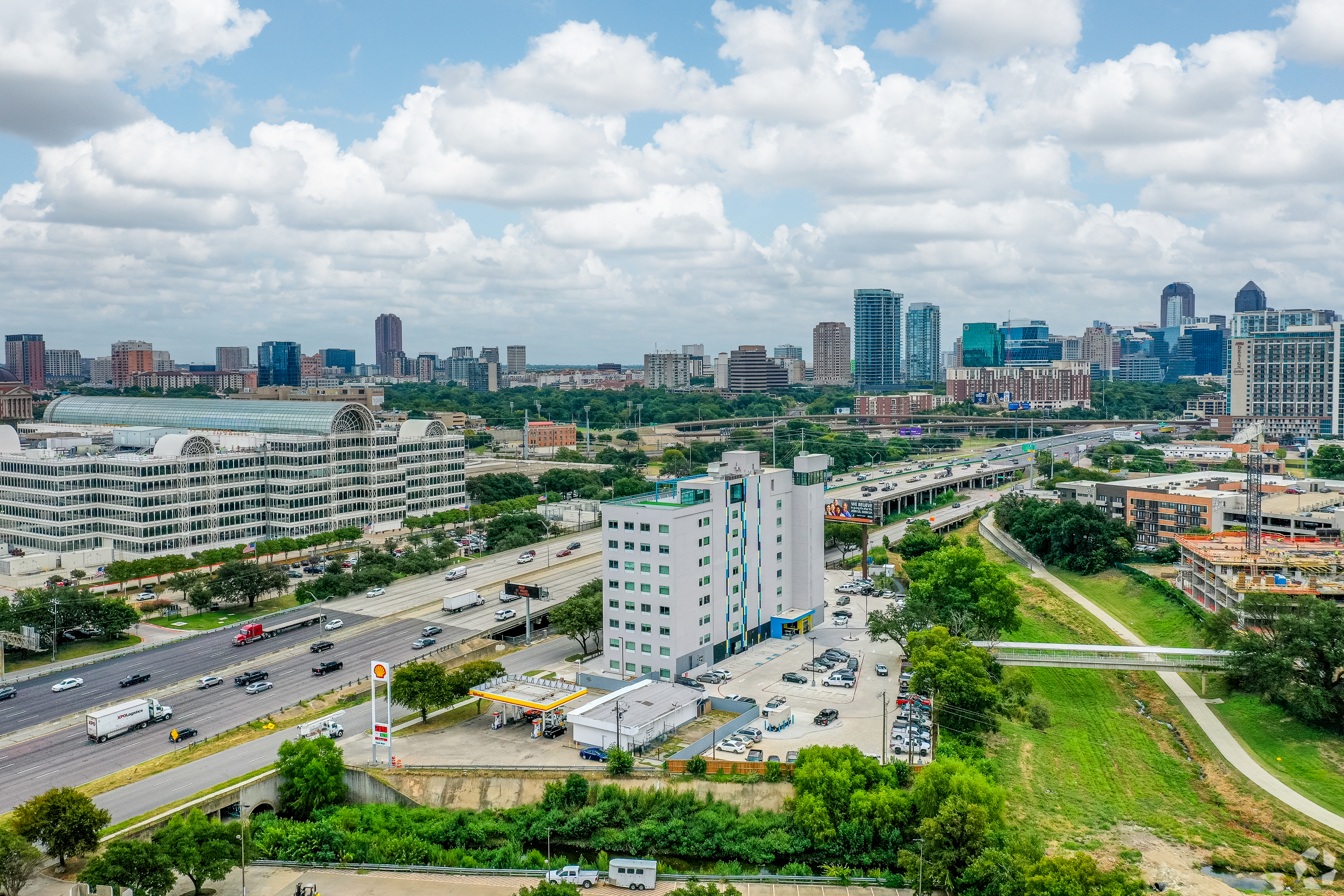 A partnership led by Dallas real estate investor Ray Washburne acquired the Tru by Hilton Dallas Market Center, foreground, where it plans to develop the city's largest open-air rooftop bar. (CoStar)