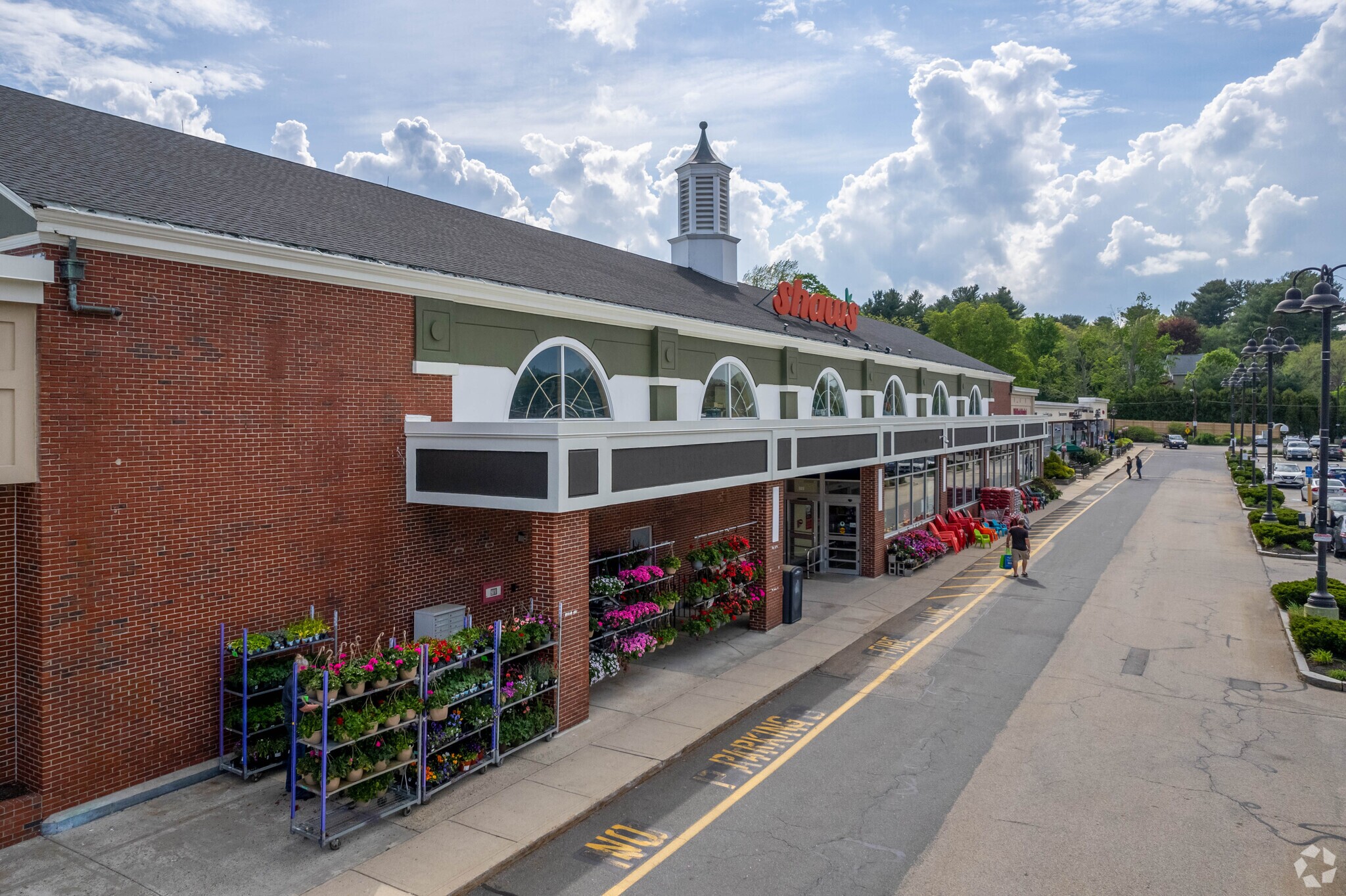 Grocery-anchored shopping centers have generally outperformed malls in the current retail environment. Shown here is the Shaws-anchored Sudbury Plaza on Boston Post Road in Sudbury, Massachusetts.&nbsp;(CoStar)