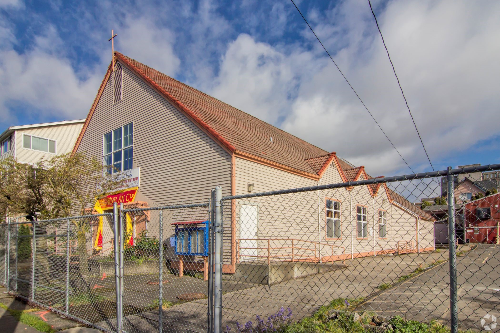 An Oregon developer is planning to move ahead with just under 400 units on an assemblage it acquired in Seattle, including the site of a church currently located at 1230 E. Fir St. (CoStar)